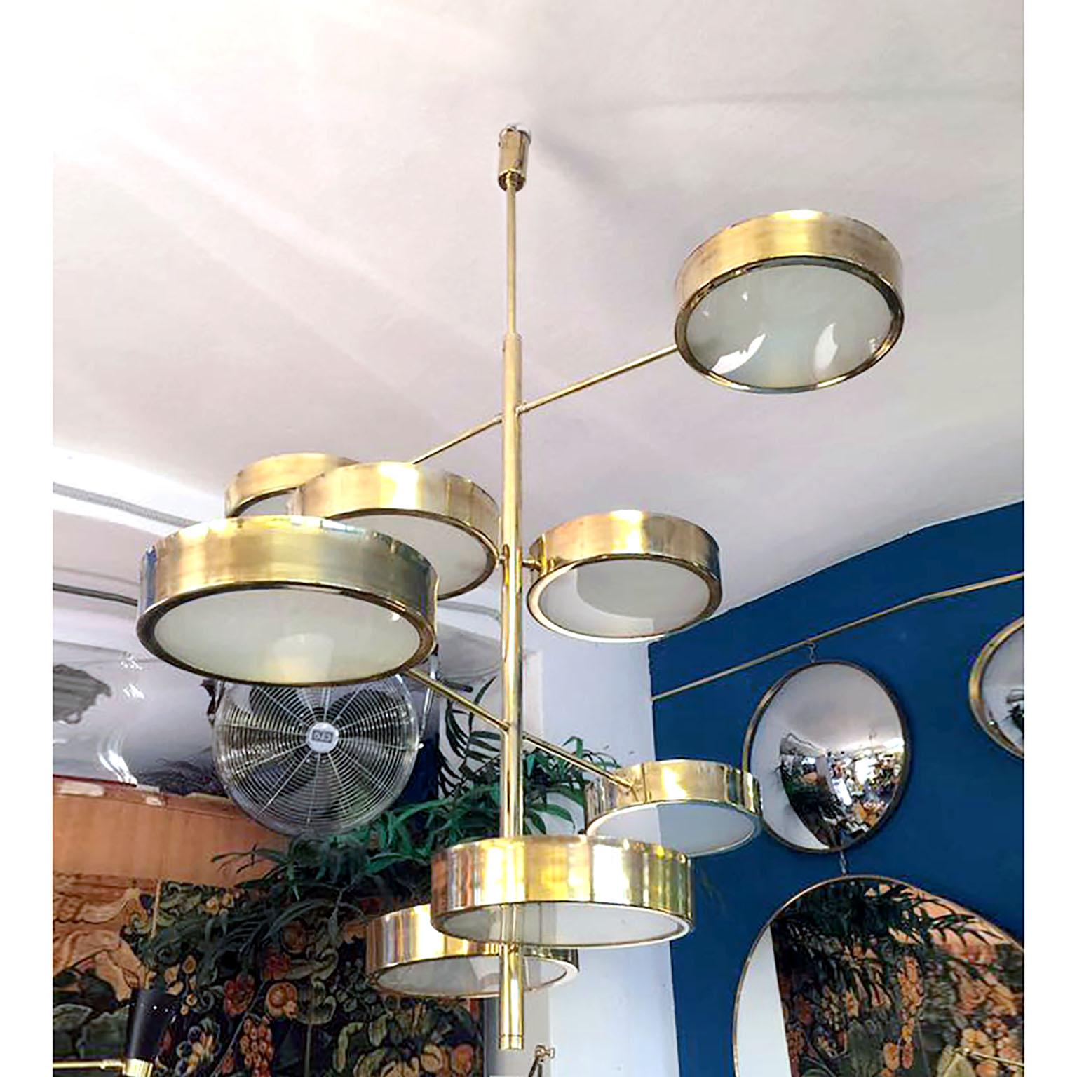 Italiano Lampadario italiano in ottone in stile metà secolo moderno alla maniera di Bruno Gatta in vendita