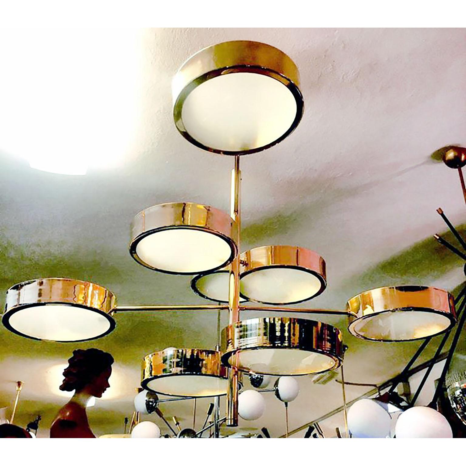 Fatto a mano Lampadario italiano in ottone in stile metà secolo moderno alla maniera di Bruno Gatta in vendita