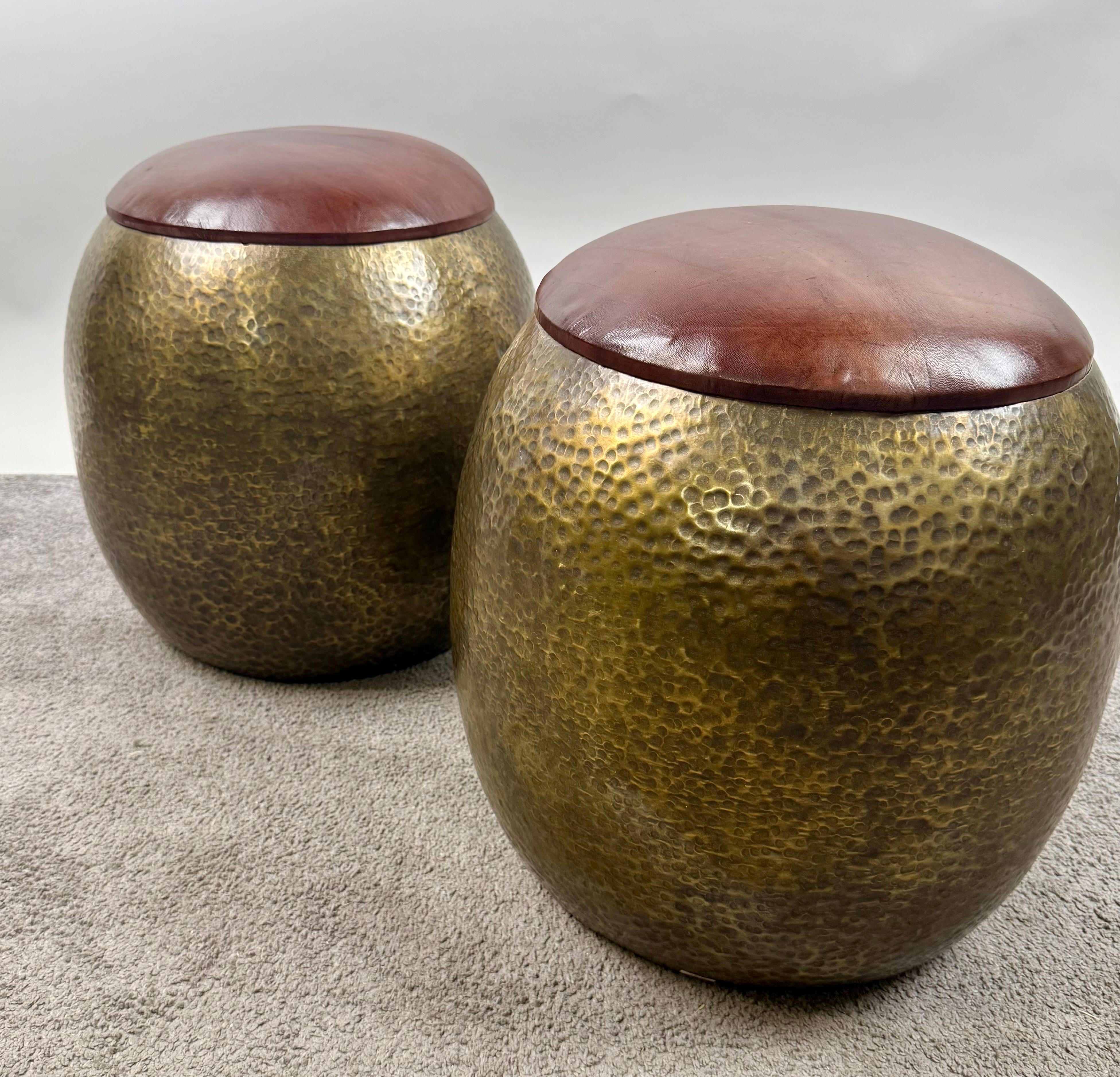 Pouf ou tabouret de style The Modernity en bronze avec dessus en cuir, une paire en vente 4