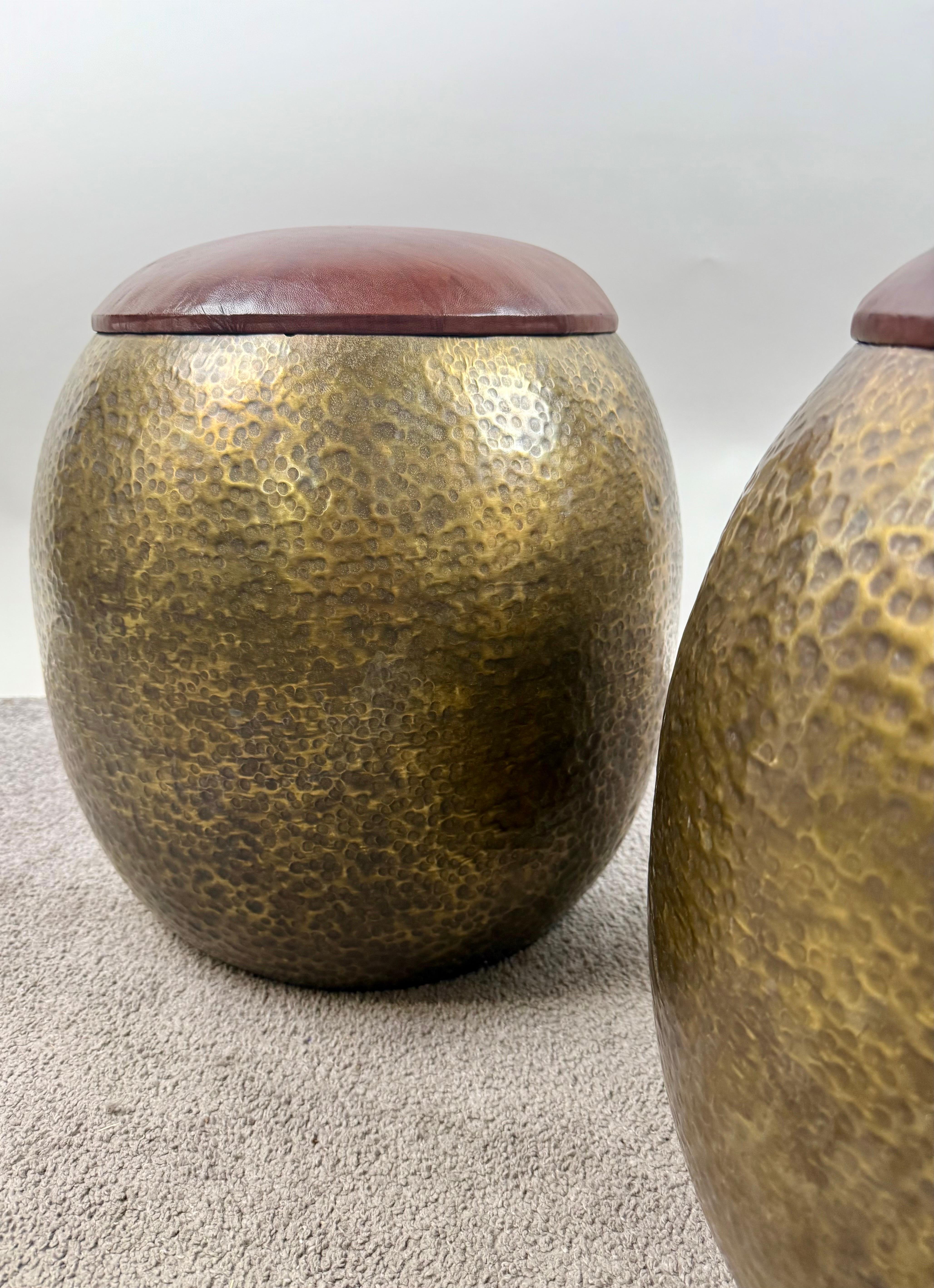 Pouf ou tabouret de style The Modernity en bronze avec dessus en cuir, une paire en vente 5