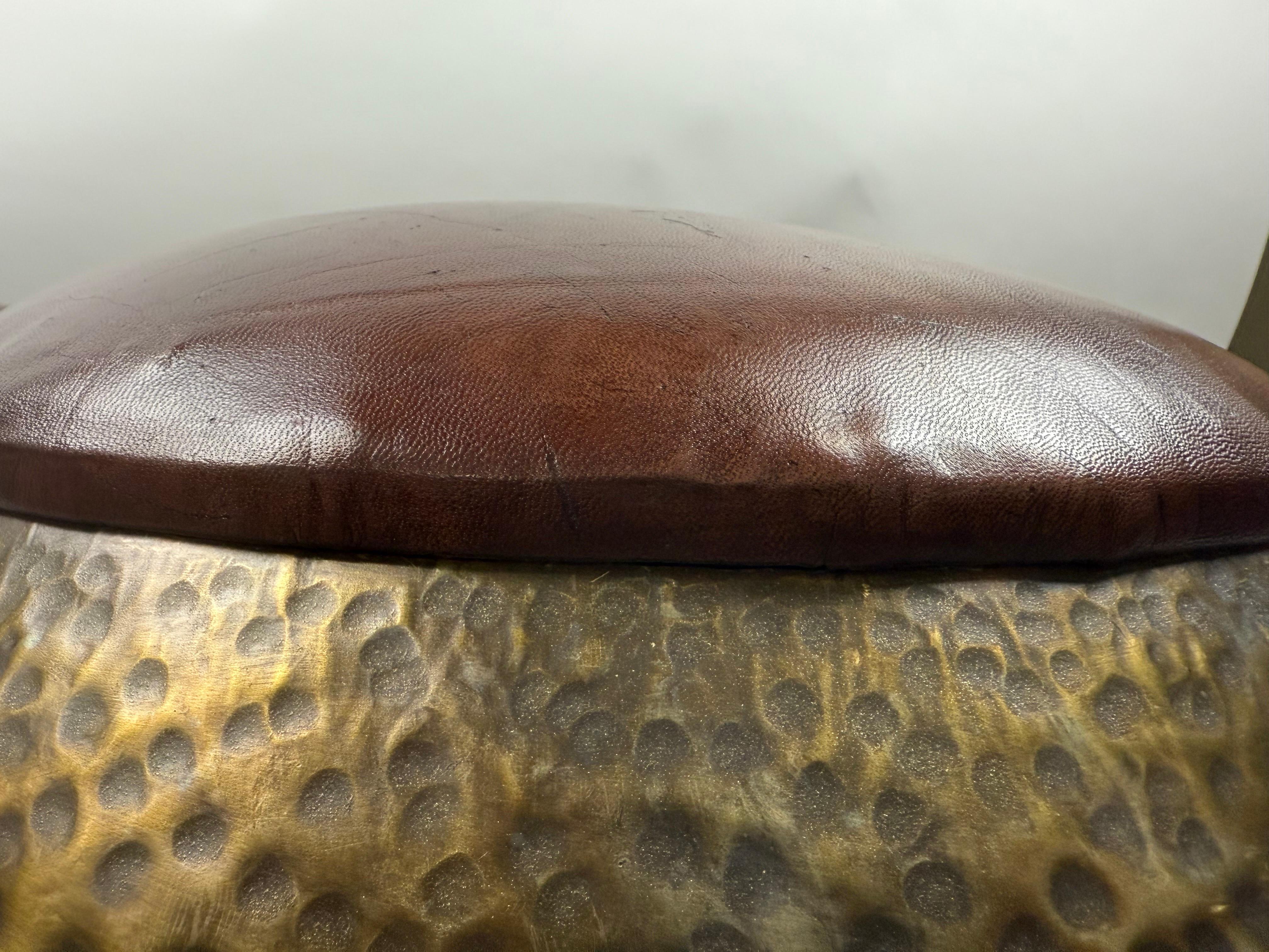 Pouf ou tabouret de style The Modernity en bronze avec dessus en cuir, une paire en vente 6