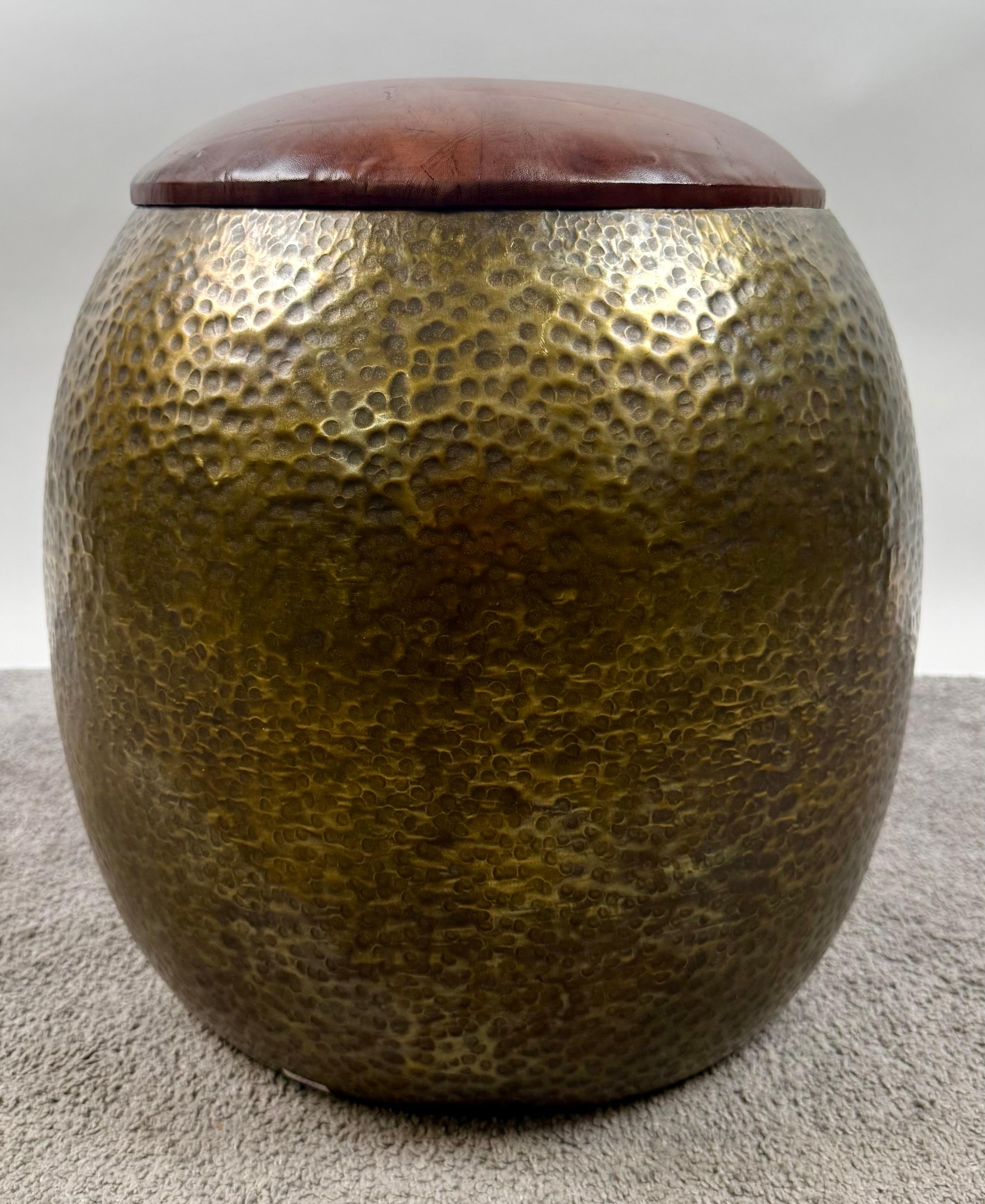 Pouf ou tabouret de style The Modernity en bronze avec dessus en cuir, une paire en vente 7