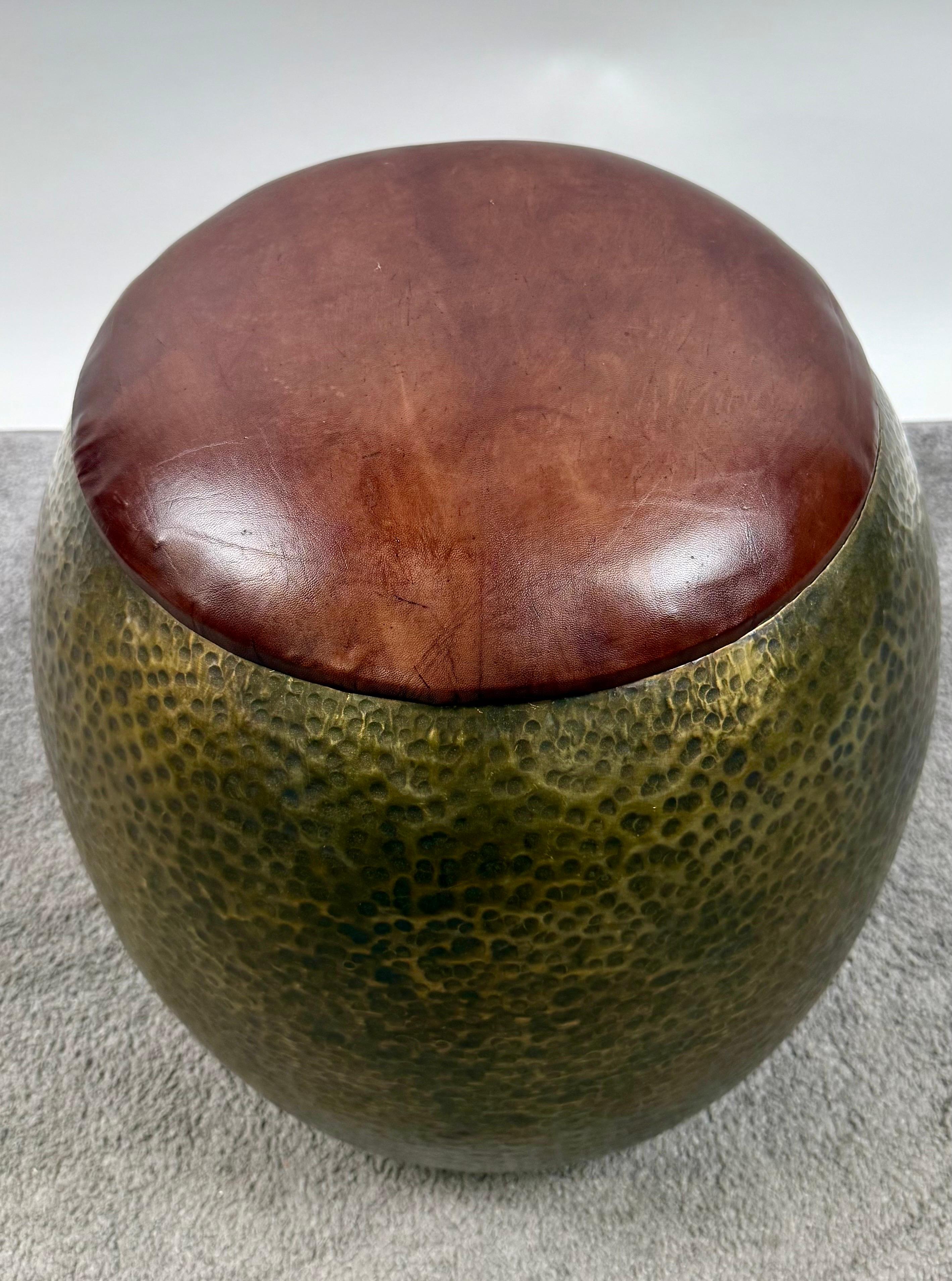 Pouf ou tabouret de style The Modernity en bronze avec dessus en cuir, une paire en vente 8