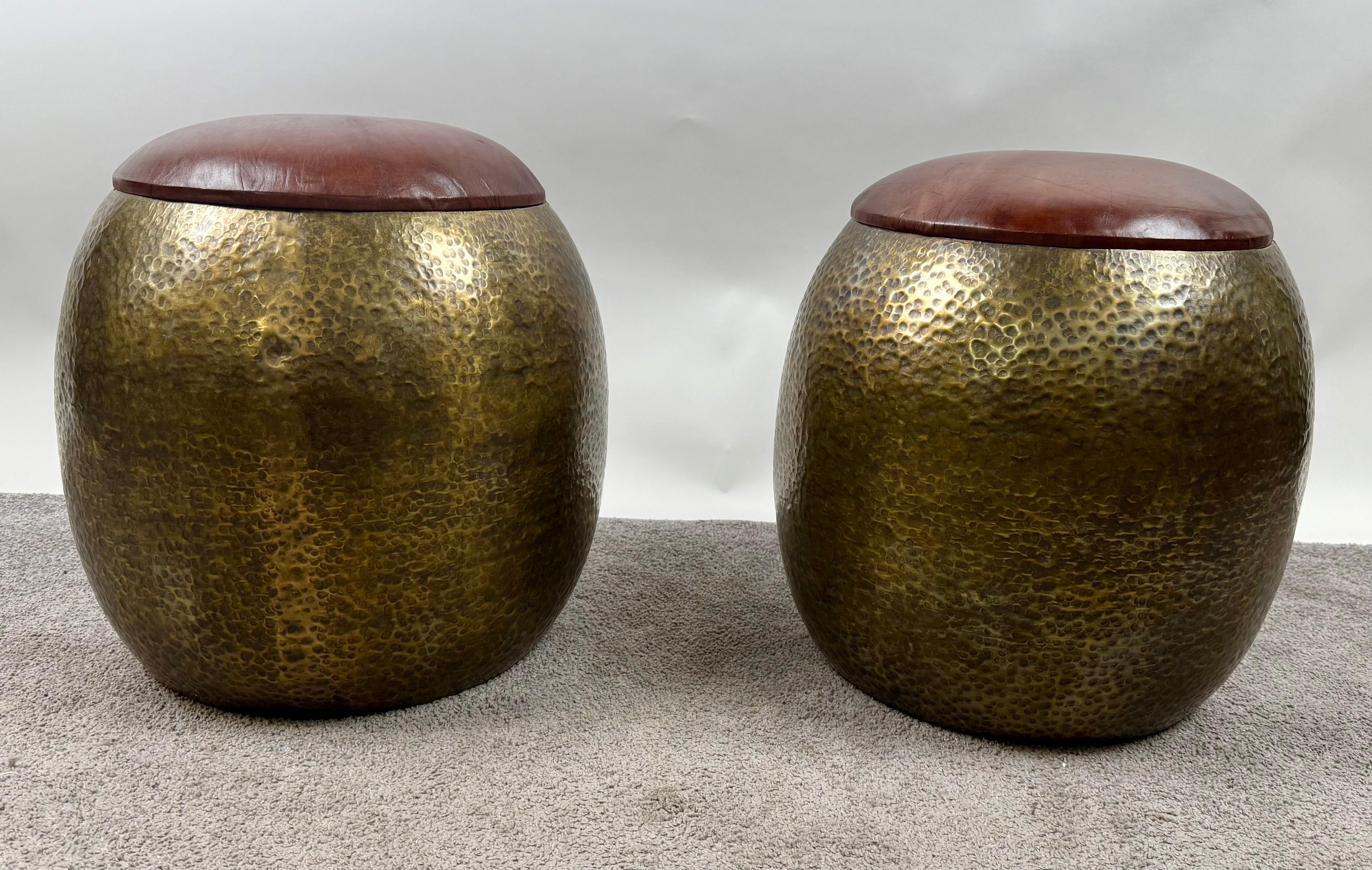 Paire d'ottomans ou de tabourets de style moderne du milieu du siècle. Chaque pièce est méticuleusement fabriquée à la main, avec une base en bronze richement patinée et martelée à la main qui rayonne d'une élégance antique. 
Garnis de somptueux