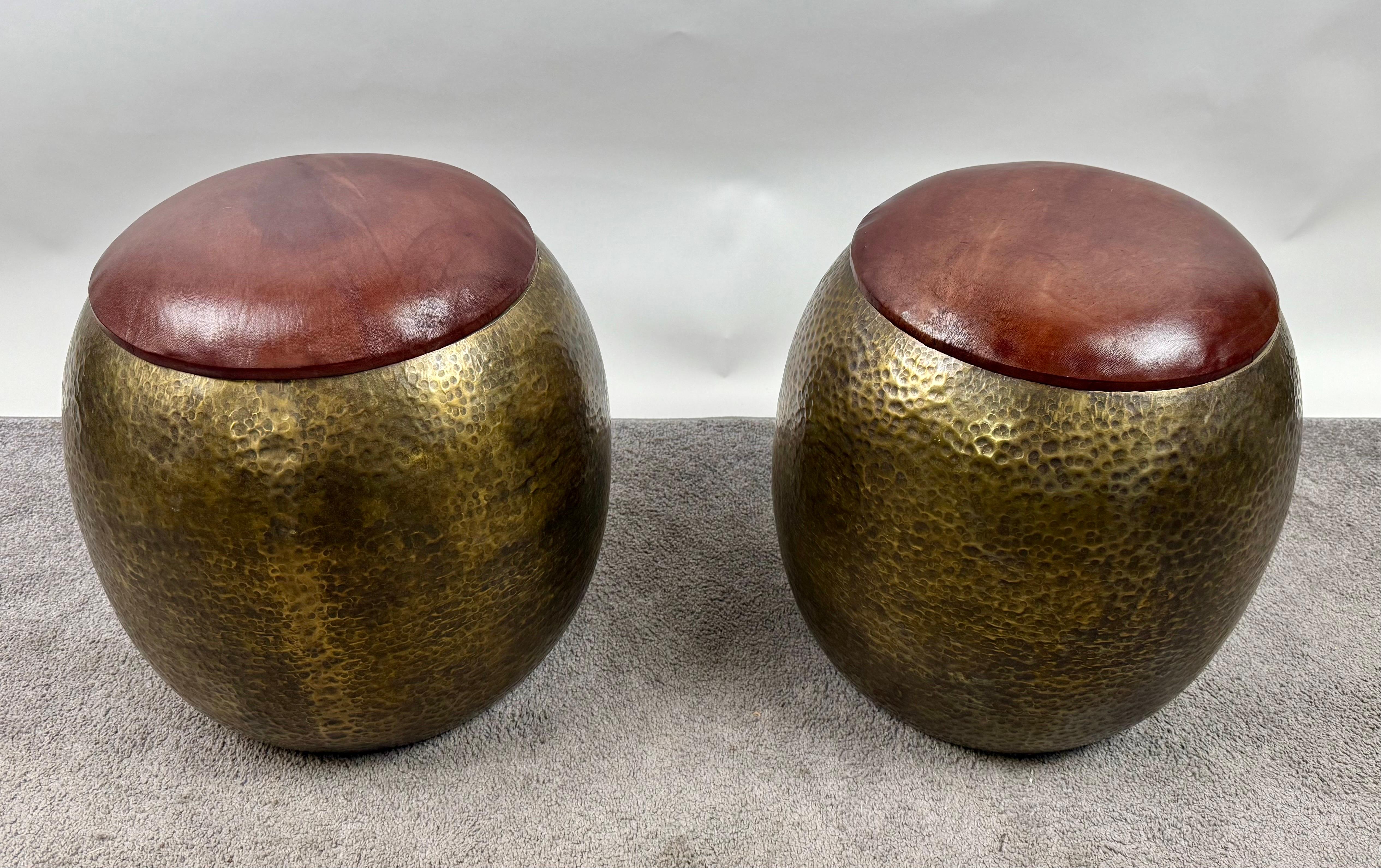 Mid-Century Modern Pouf ou tabouret de style The Modernity en bronze avec dessus en cuir, une paire en vente