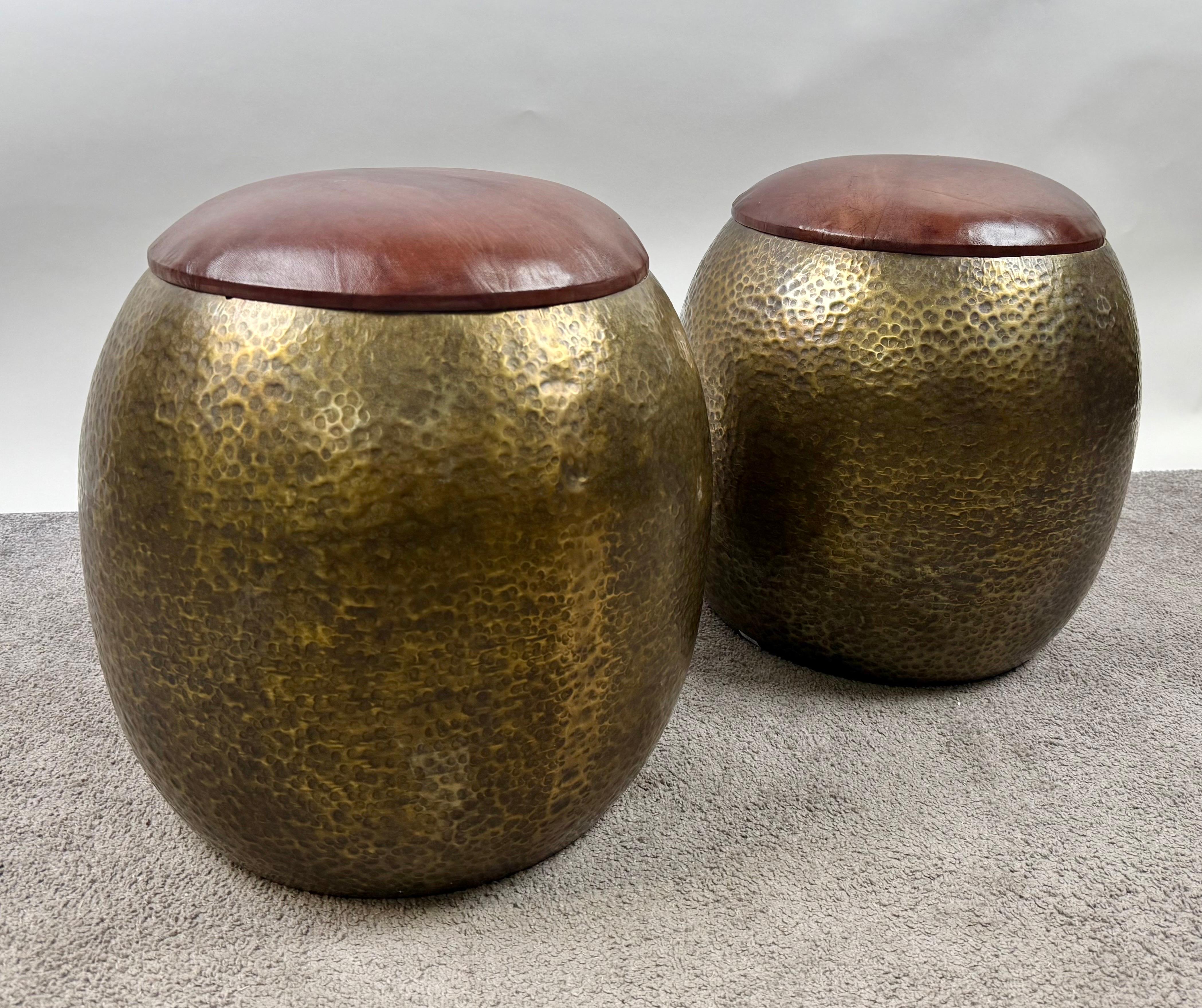 Fait main Pouf ou tabouret de style The Modernity en bronze avec dessus en cuir, une paire en vente