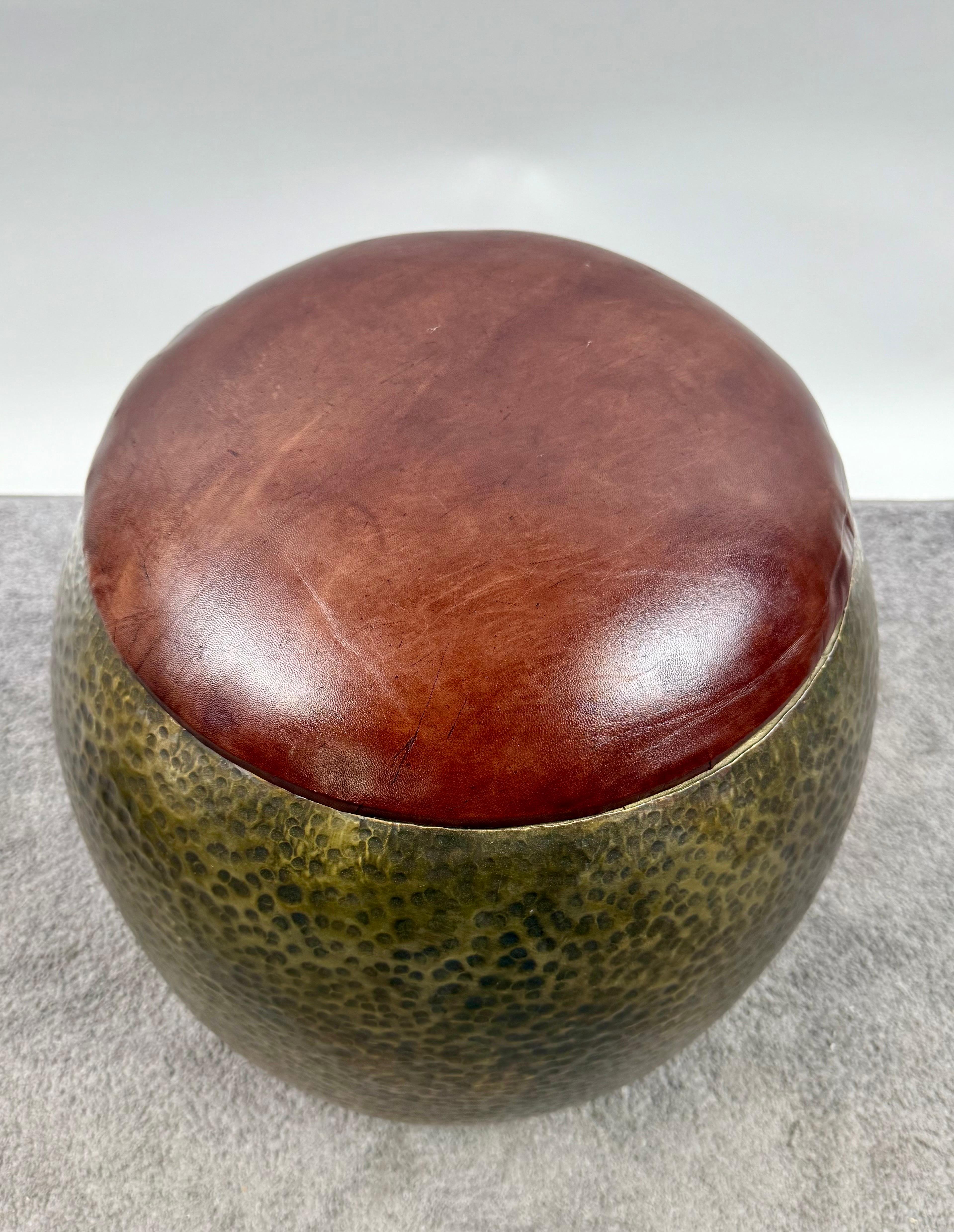 20ième siècle Pouf ou tabouret de style The Modernity en bronze avec dessus en cuir, une paire en vente