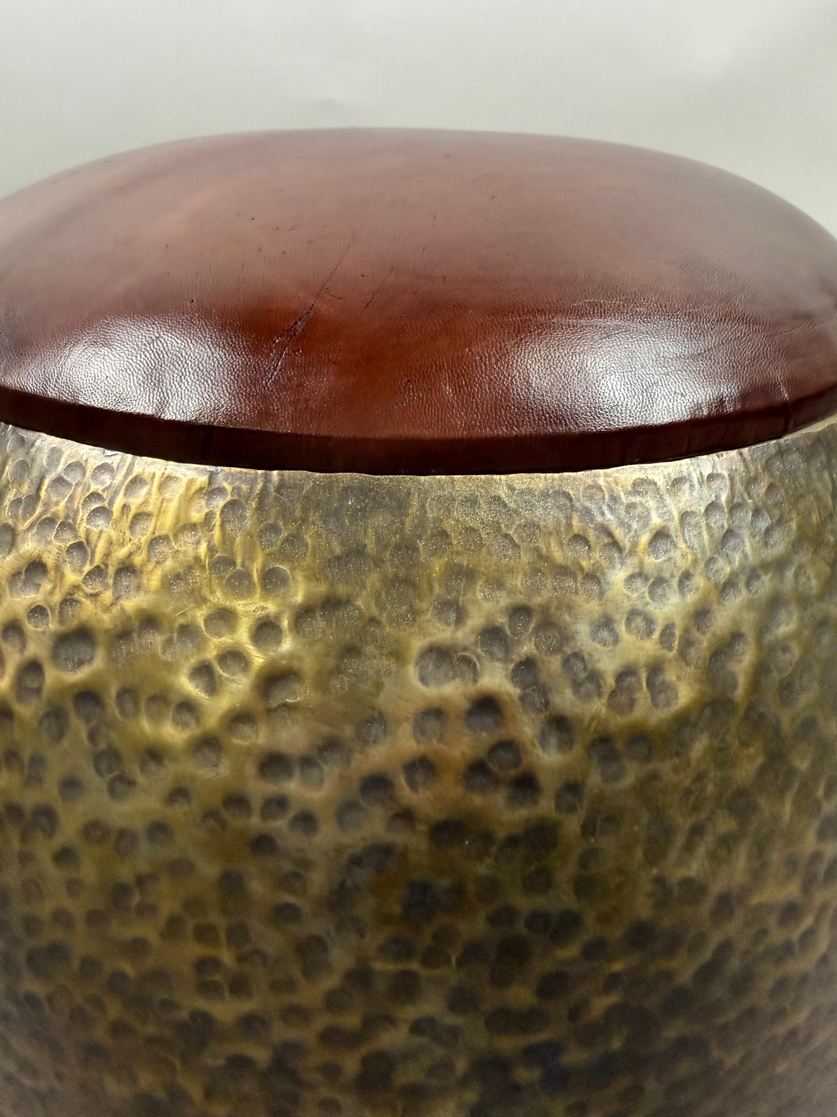Bronze Pouf ou tabouret de style The Modernity en bronze avec dessus en cuir, une paire en vente