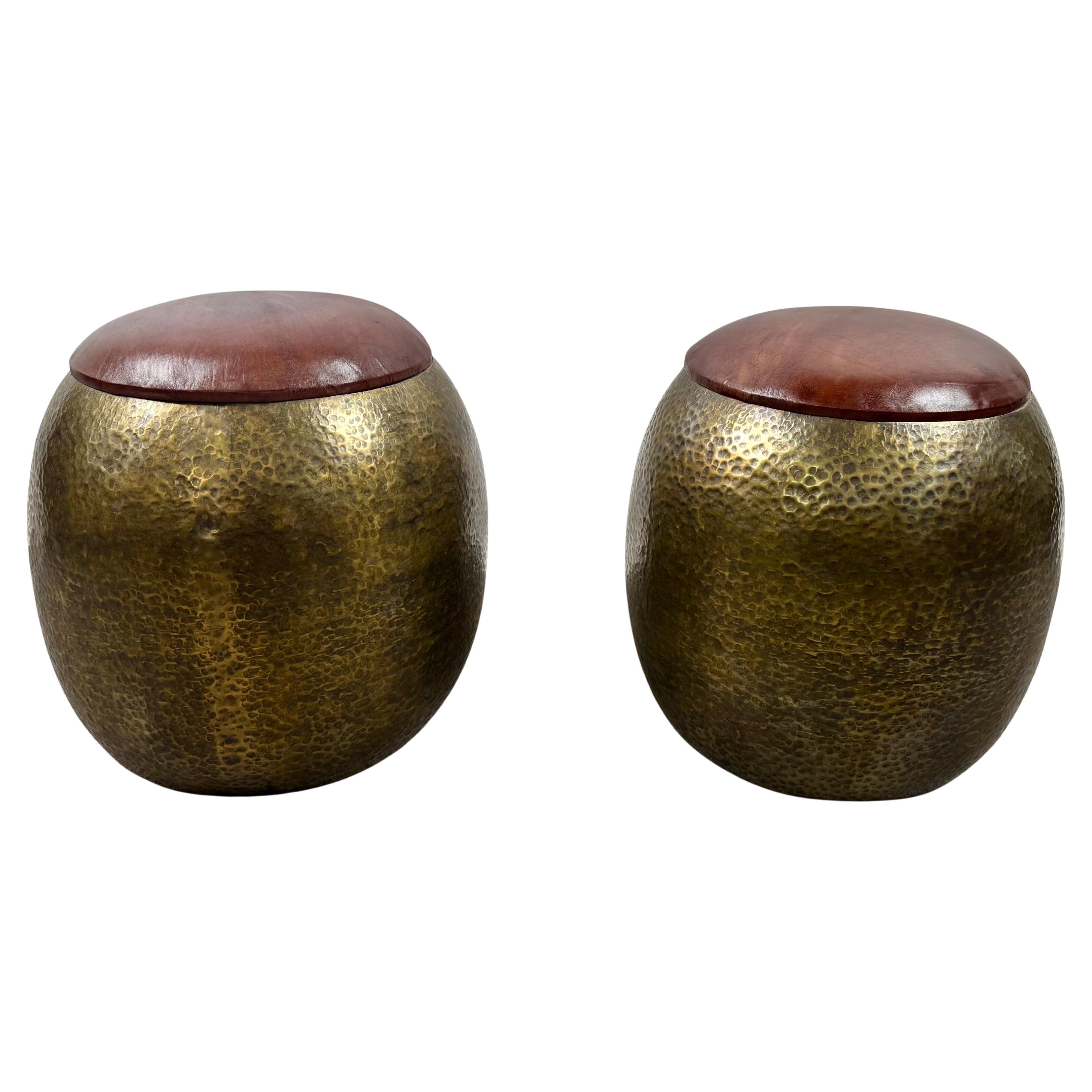 Pouf ou tabouret de style The Modernity en bronze avec dessus en cuir, une paire