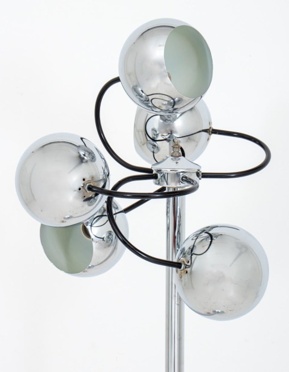 Stehlampe im modernen Stil der Mitte des Jahrhunderts, 1970er Jahre oder später, mit fünf Kugellampen auf einem verchromten Gestell über einem runden Sockel. In gutem Vintage-Zustand. Alters- und gebrauchsbedingte