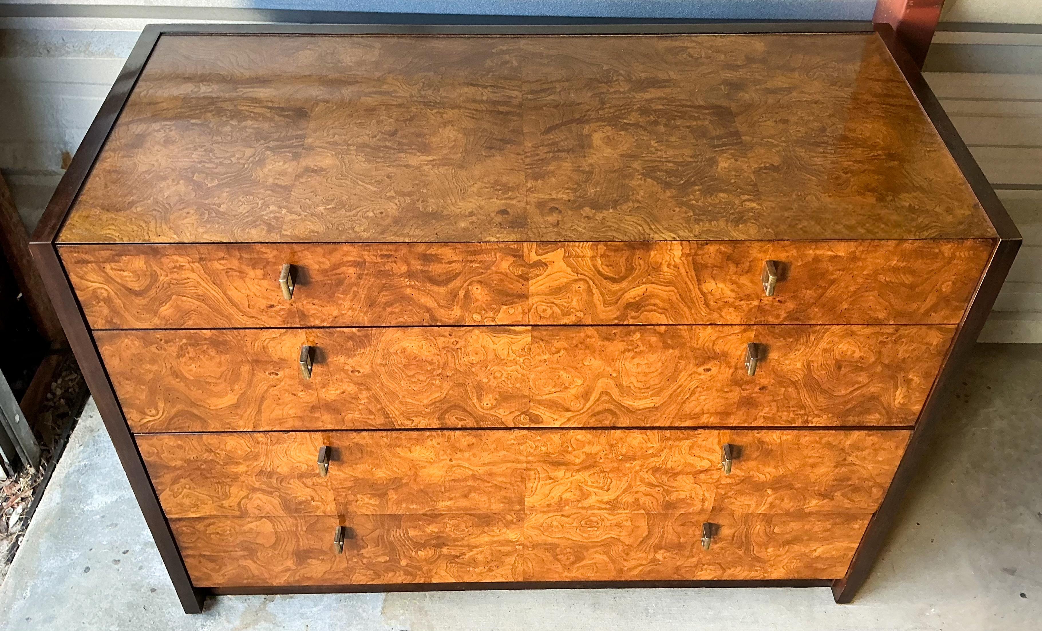 Moderne Kommode aus Wurzelholz, Nussbaum und Messing im Mid-Century Modern-Stil von Century Furniture (amerikanisch) im Angebot