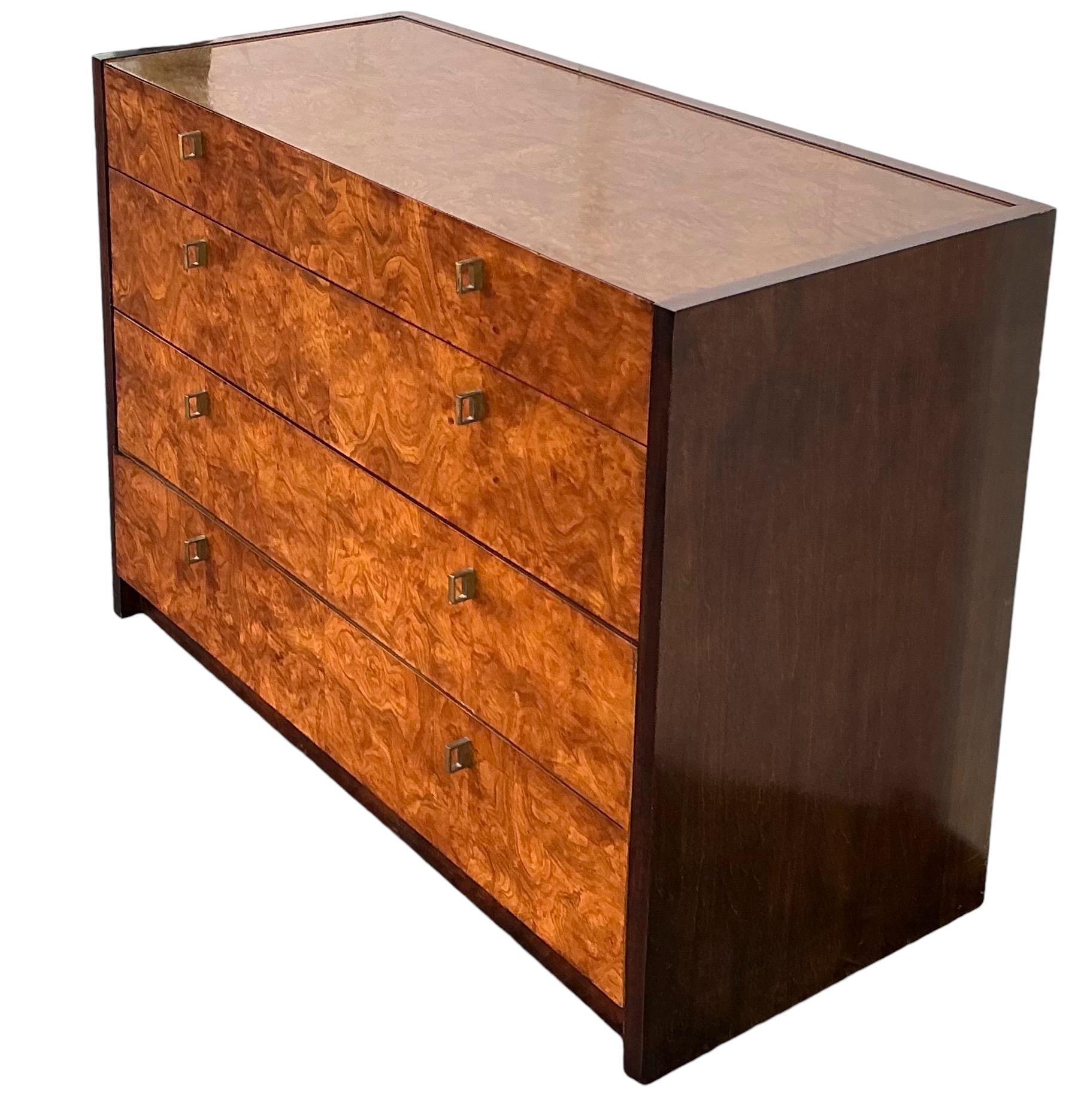 Moderne Kommode aus Wurzelholz, Nussbaum und Messing im Mid-Century Modern-Stil von Century Furniture im Zustand „Gut“ im Angebot in Kennesaw, GA