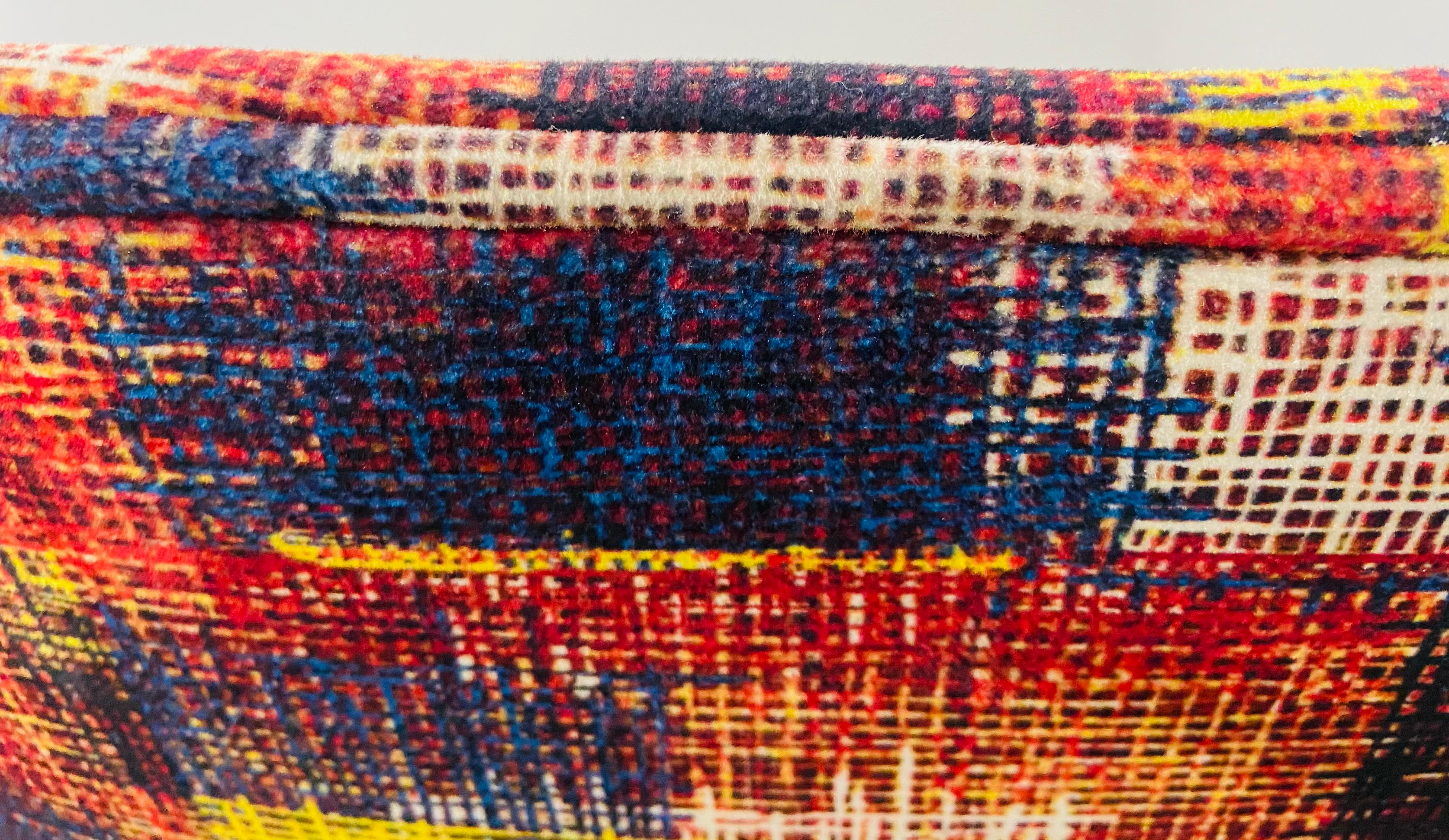 Paire de chaises de style moderne du milieu du siècle dernier, tapisserie multicolore et cadre en noyer en vente 6