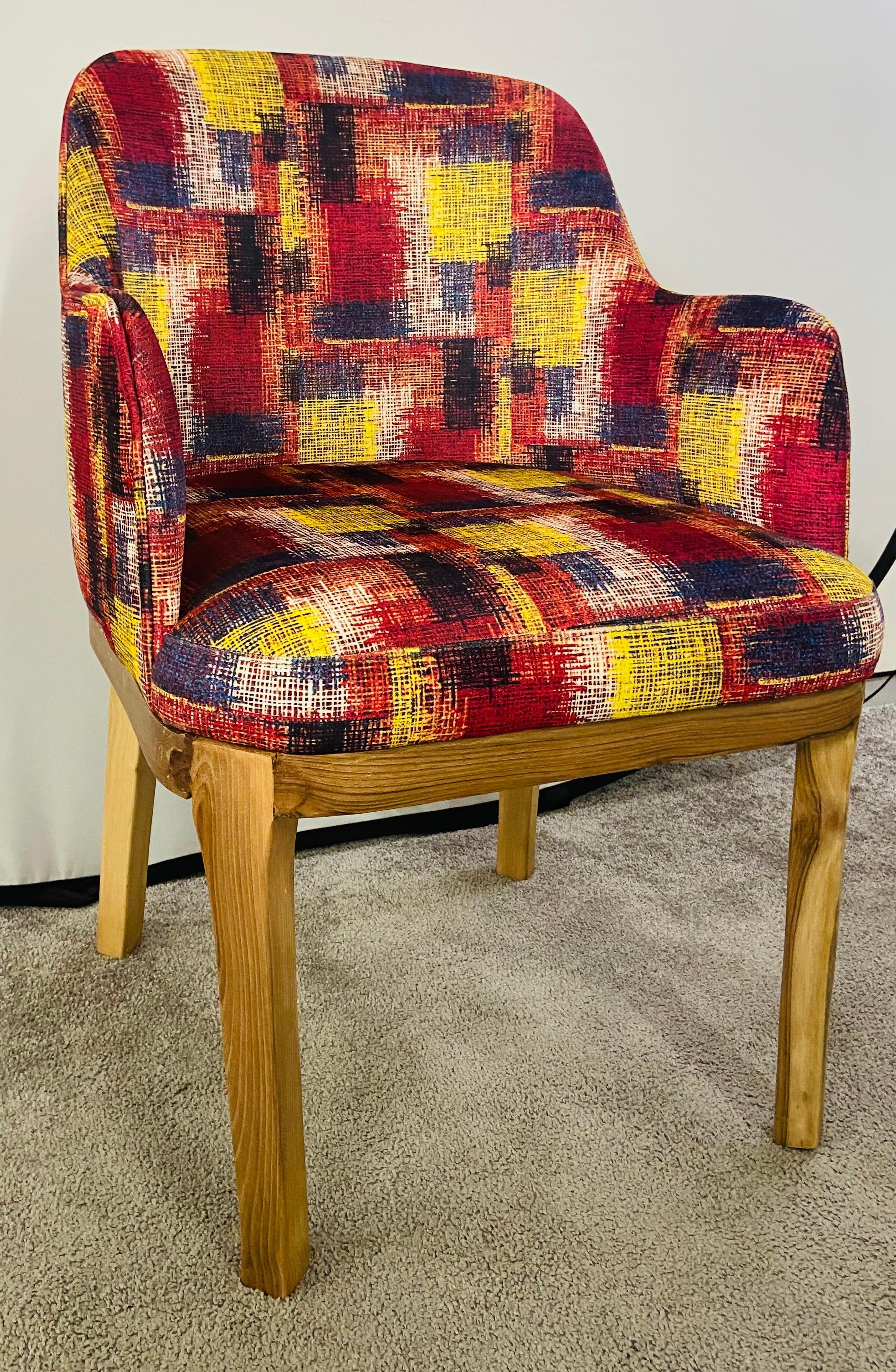 Paire de chaises de style moderne du milieu du siècle dernier, tapisserie multicolore et cadre en noyer en vente 7
