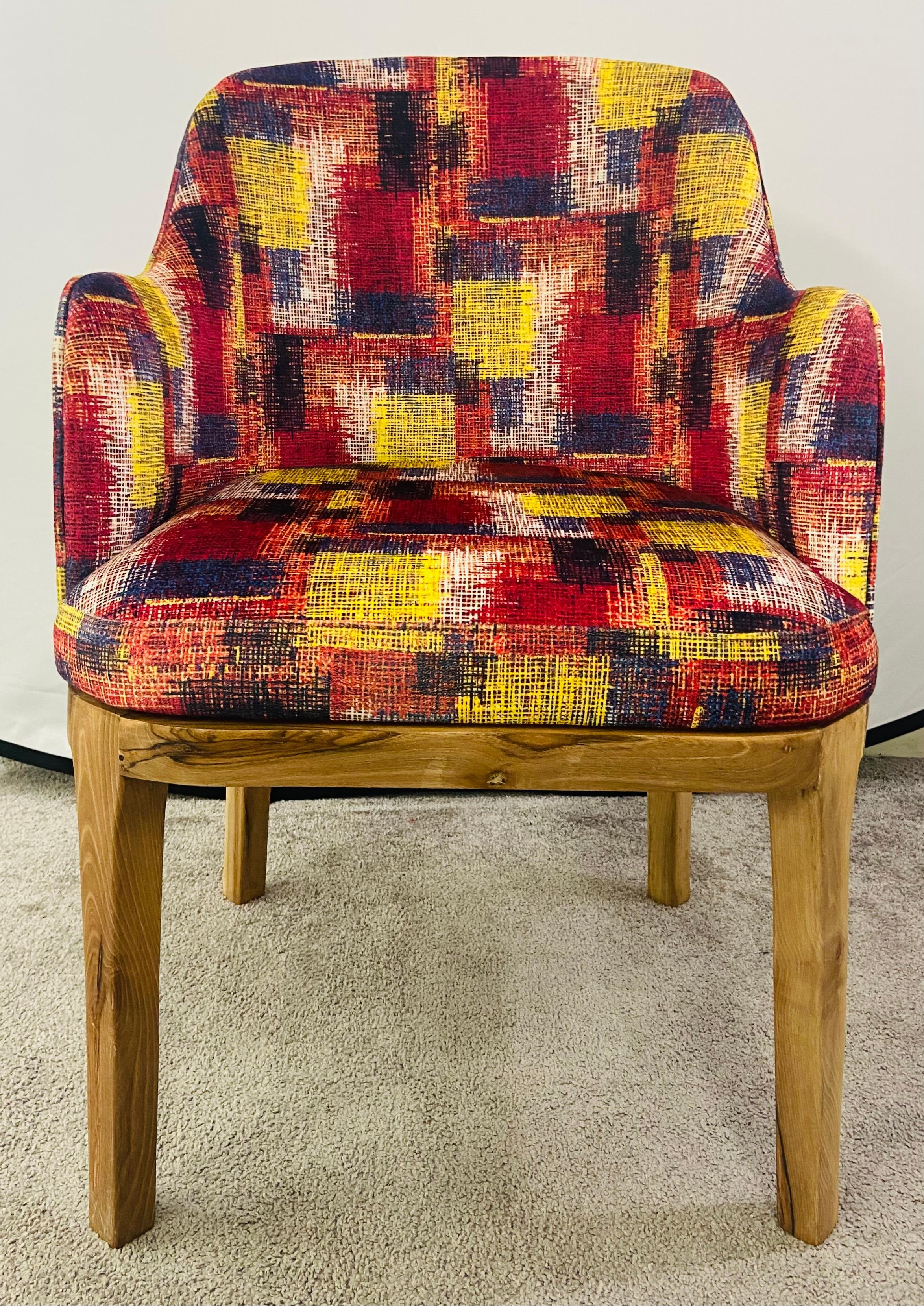 Mid-Century moderno Sedia in stile moderno di metà secolo con tappezzeria multicolore e struttura in noce, una coppia in vendita