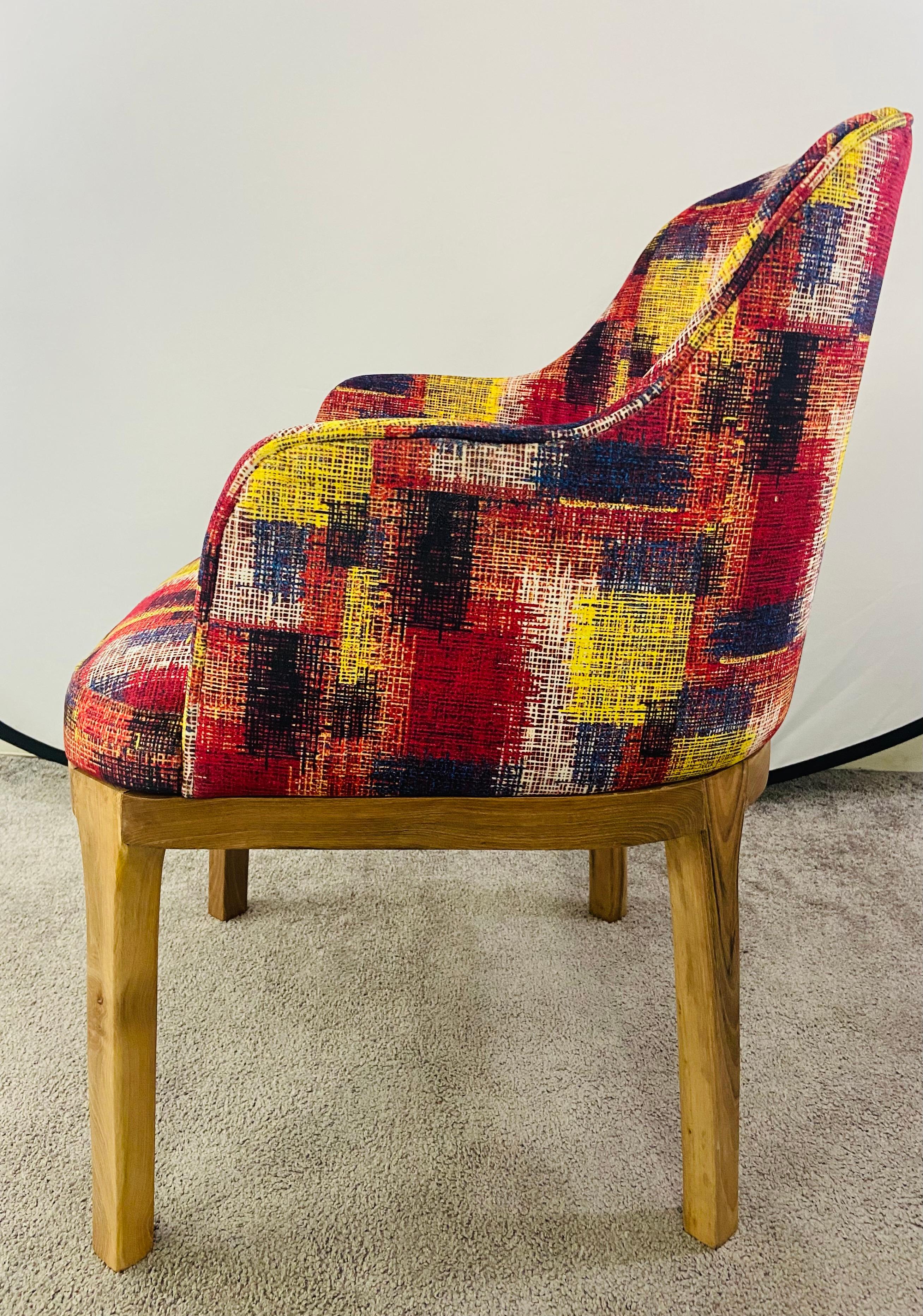 Fin du 20e siècle Paire de chaises de style moderne du milieu du siècle dernier, tapisserie multicolore et cadre en noyer en vente