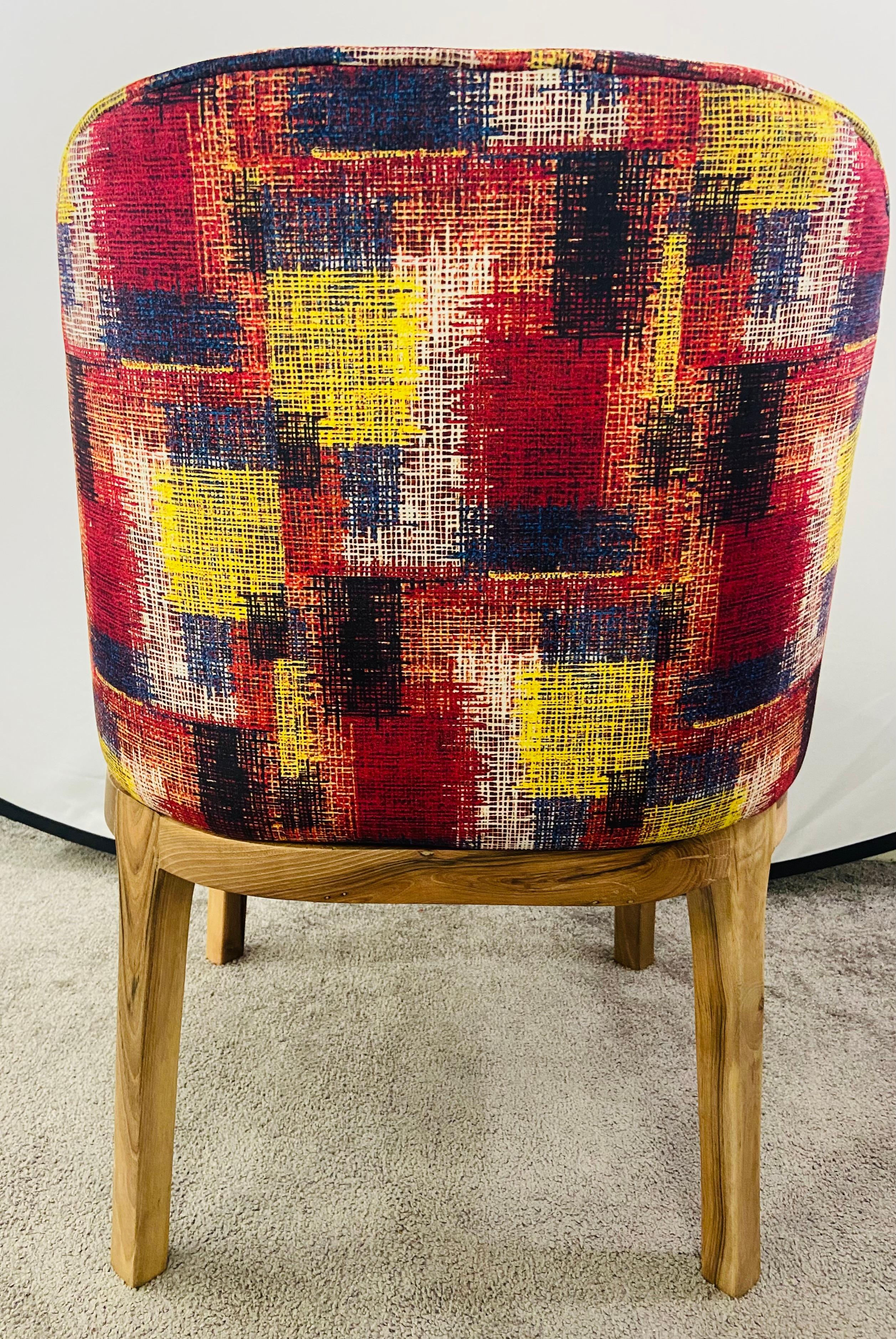 Tissu d'ameublement Paire de chaises de style moderne du milieu du siècle dernier, tapisserie multicolore et cadre en noyer en vente