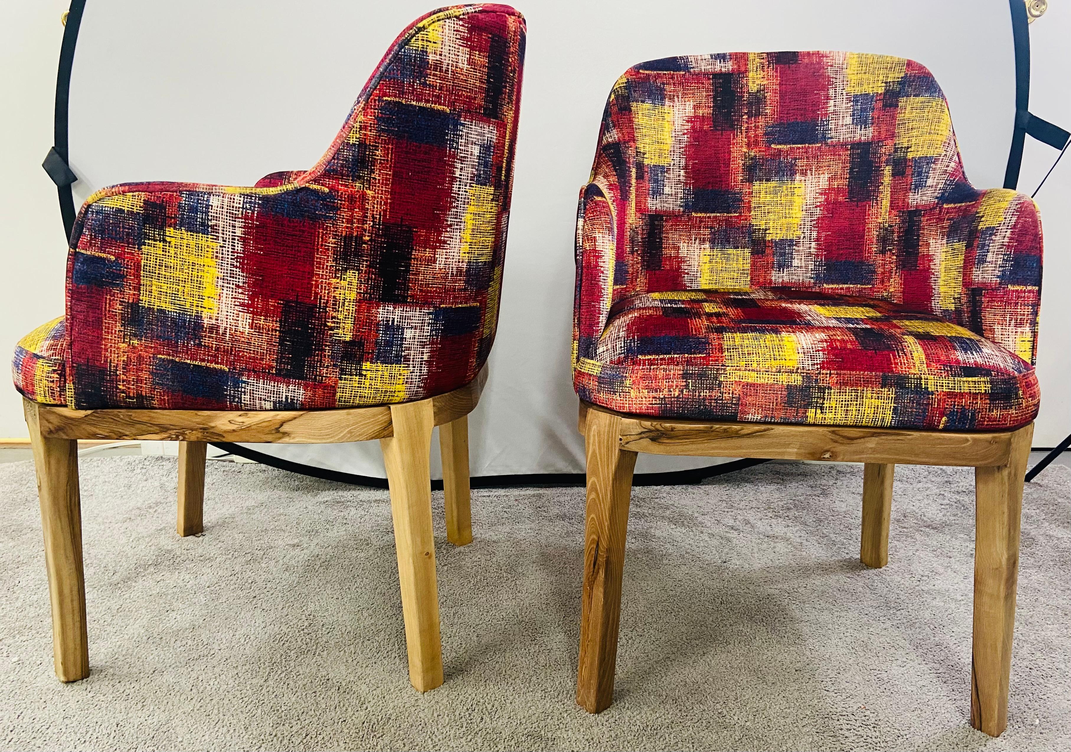 Paire de chaises de style moderne du milieu du siècle dernier, tapisserie multicolore et cadre en noyer en vente 3