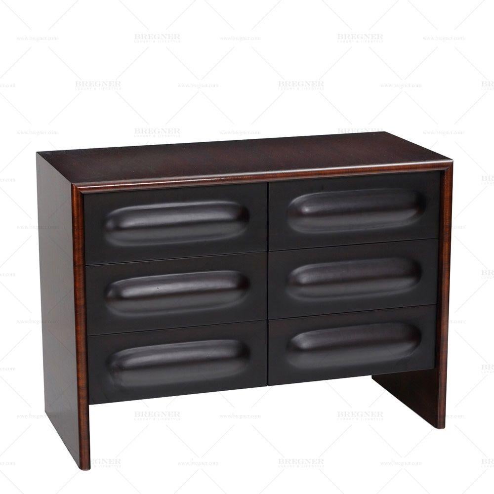 Cassettiera in stile Mid-Century Modern, struttura in noce con frontali in rilievo neri In condizioni Nuovo in vendita a NEW YORK, NY