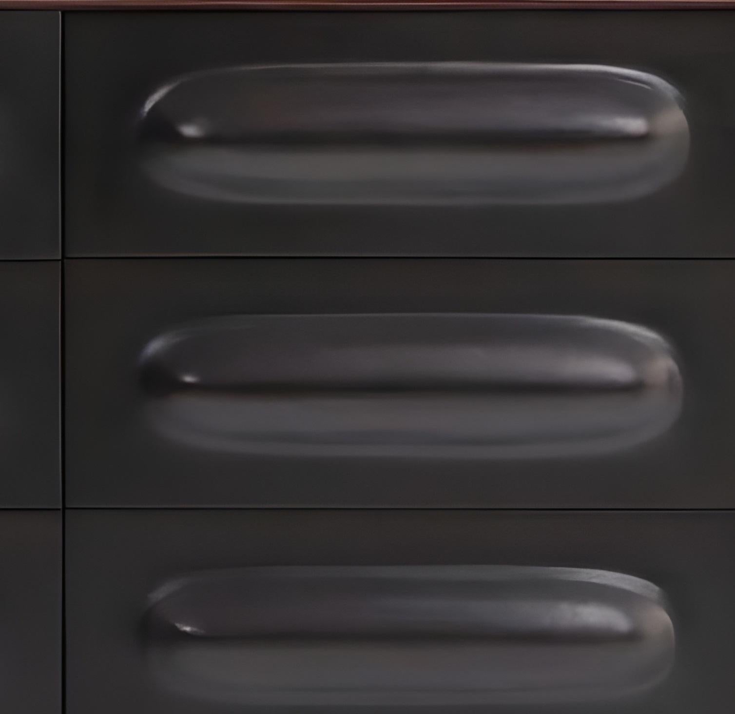 XXI secolo e contemporaneo Cassettiera in stile Mid-Century Modern, struttura in noce con frontali in rilievo neri in vendita