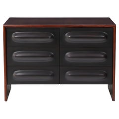 Cassettiera in stile Mid-Century Modern, struttura in noce con frontali in rilievo neri