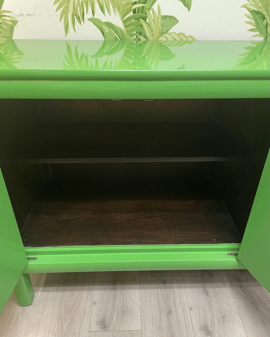 Mid-Century Modern Style Chinoiserie Asian Green Lacquered Console Bar Buffet In Good Condition In West Hartford, CT