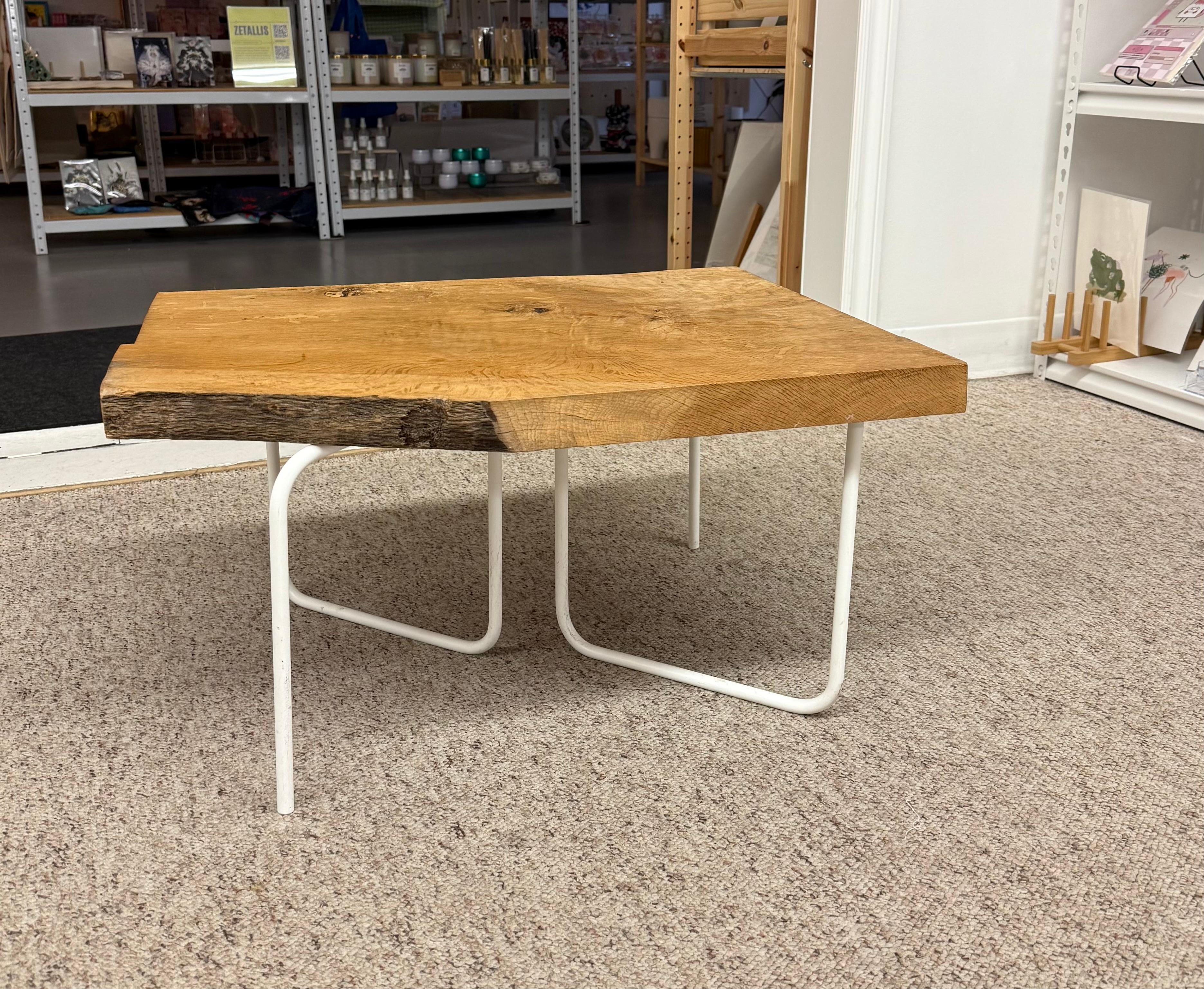   Cette table basse ou table d'appoint vintage du milieu du siècle dégage un charme minimaliste mais organique qui capture parfaitement l'essence de son époque. Le plateau de la table est fabriqué à partir d'une seule et épaisse plaque de bois