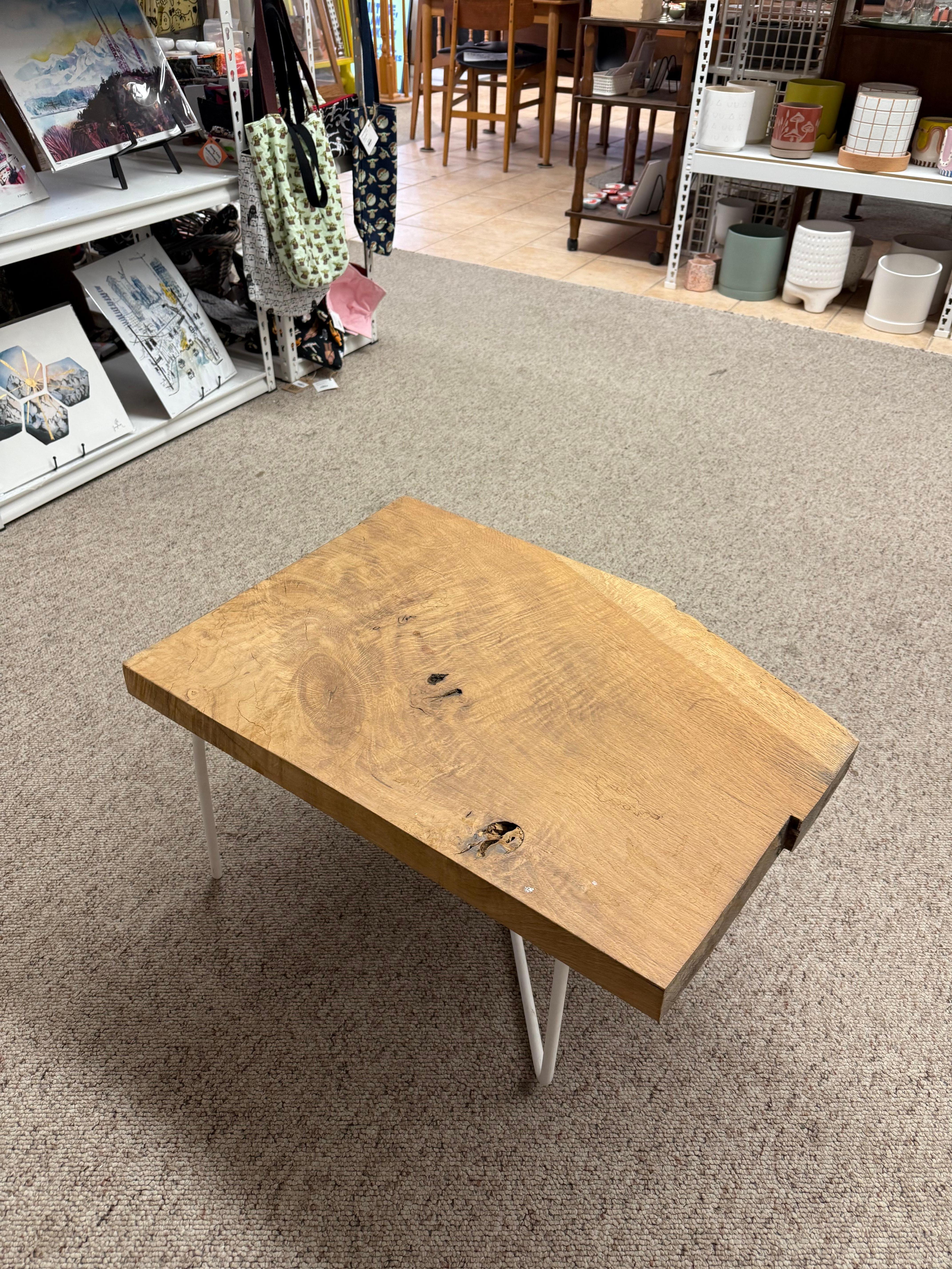Fin du 20e siècle Table basse ou table d'appoint de style moderne du milieu du siècle dernier avec pieds en épingle à cheveux en métal. en vente