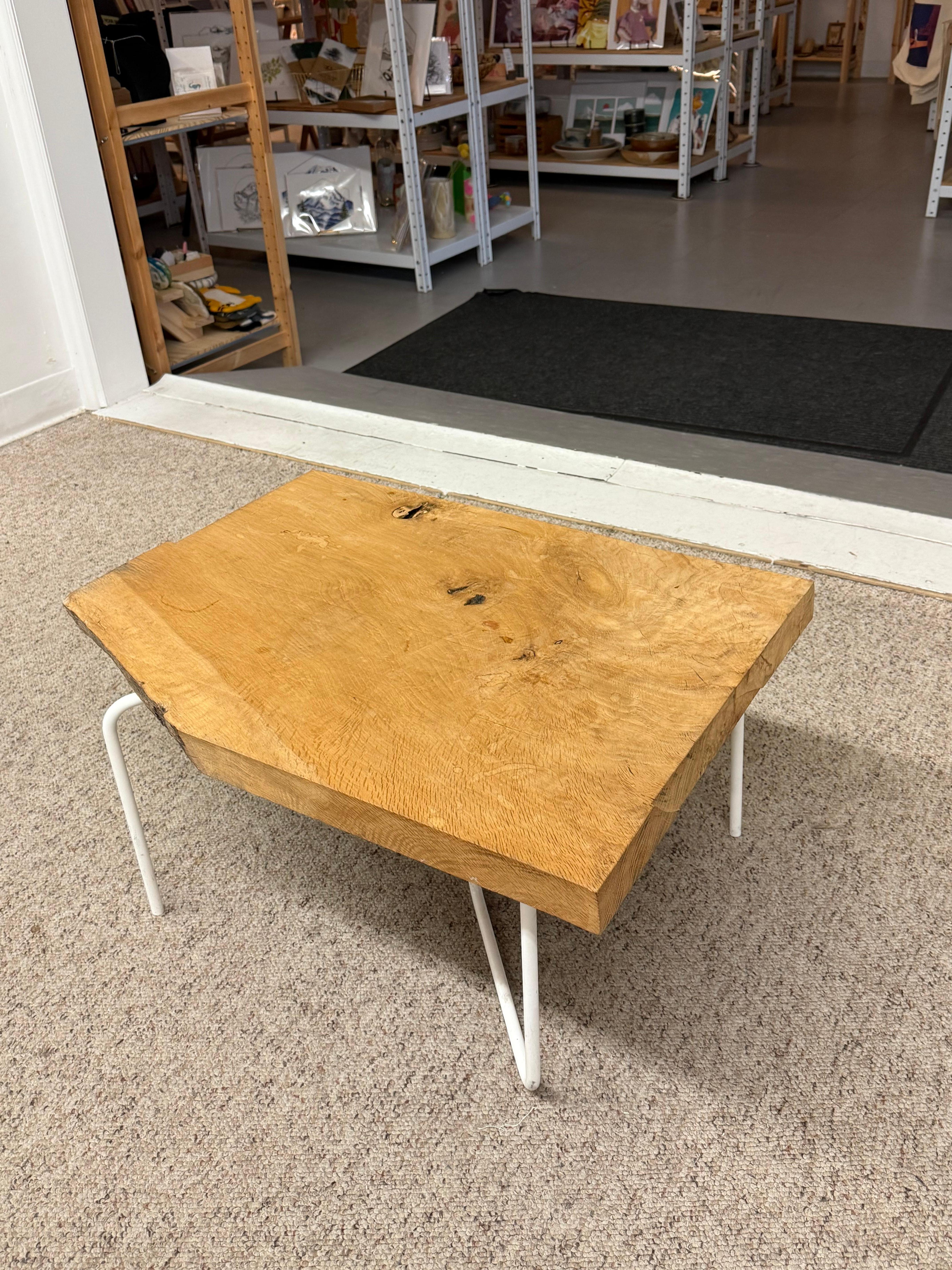 Bois Table basse ou table d'appoint de style moderne du milieu du siècle dernier avec pieds en épingle à cheveux en métal. en vente