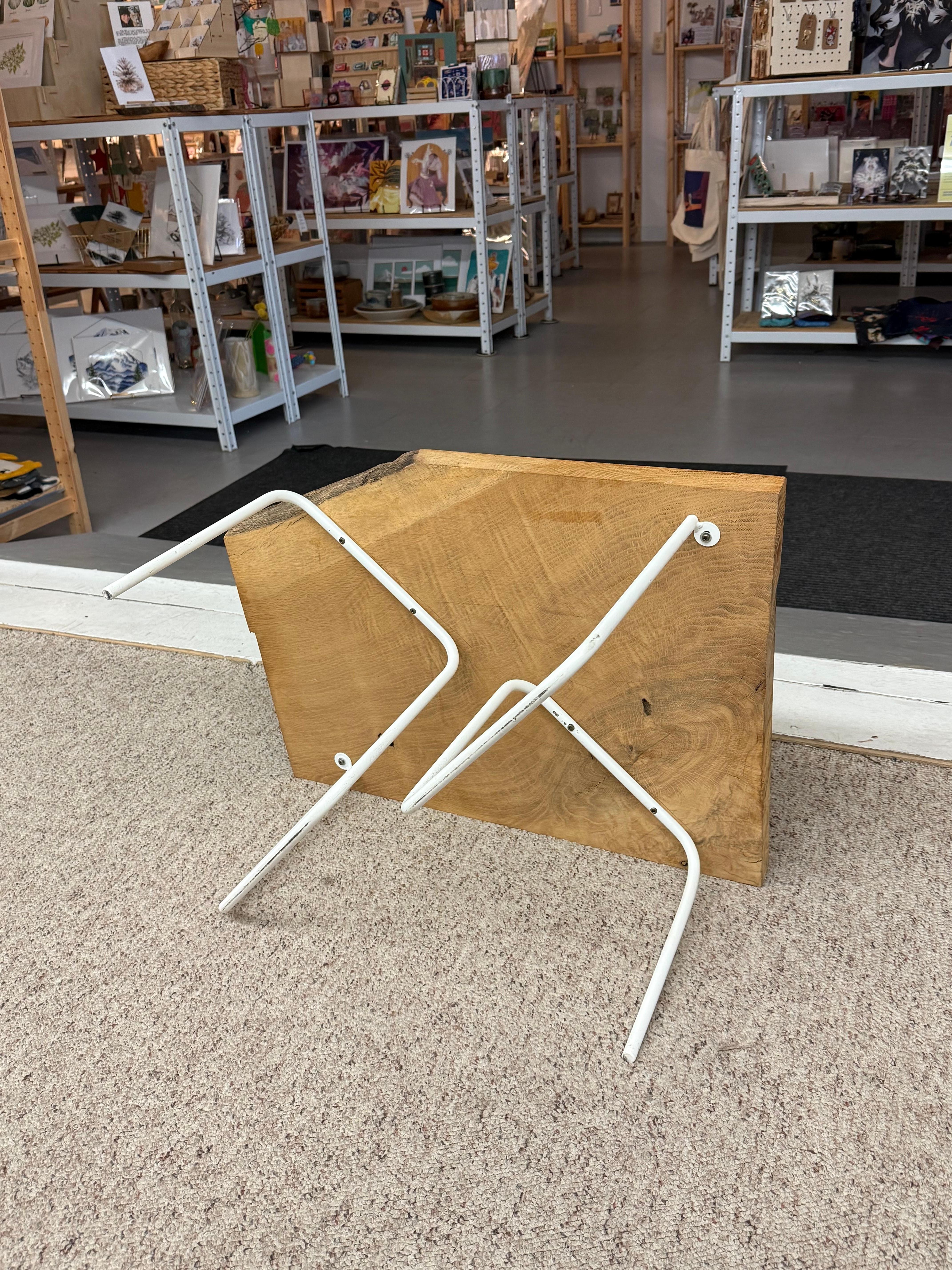 Table basse ou table d'appoint de style moderne du milieu du siècle dernier avec pieds en épingle à cheveux en métal. en vente 2