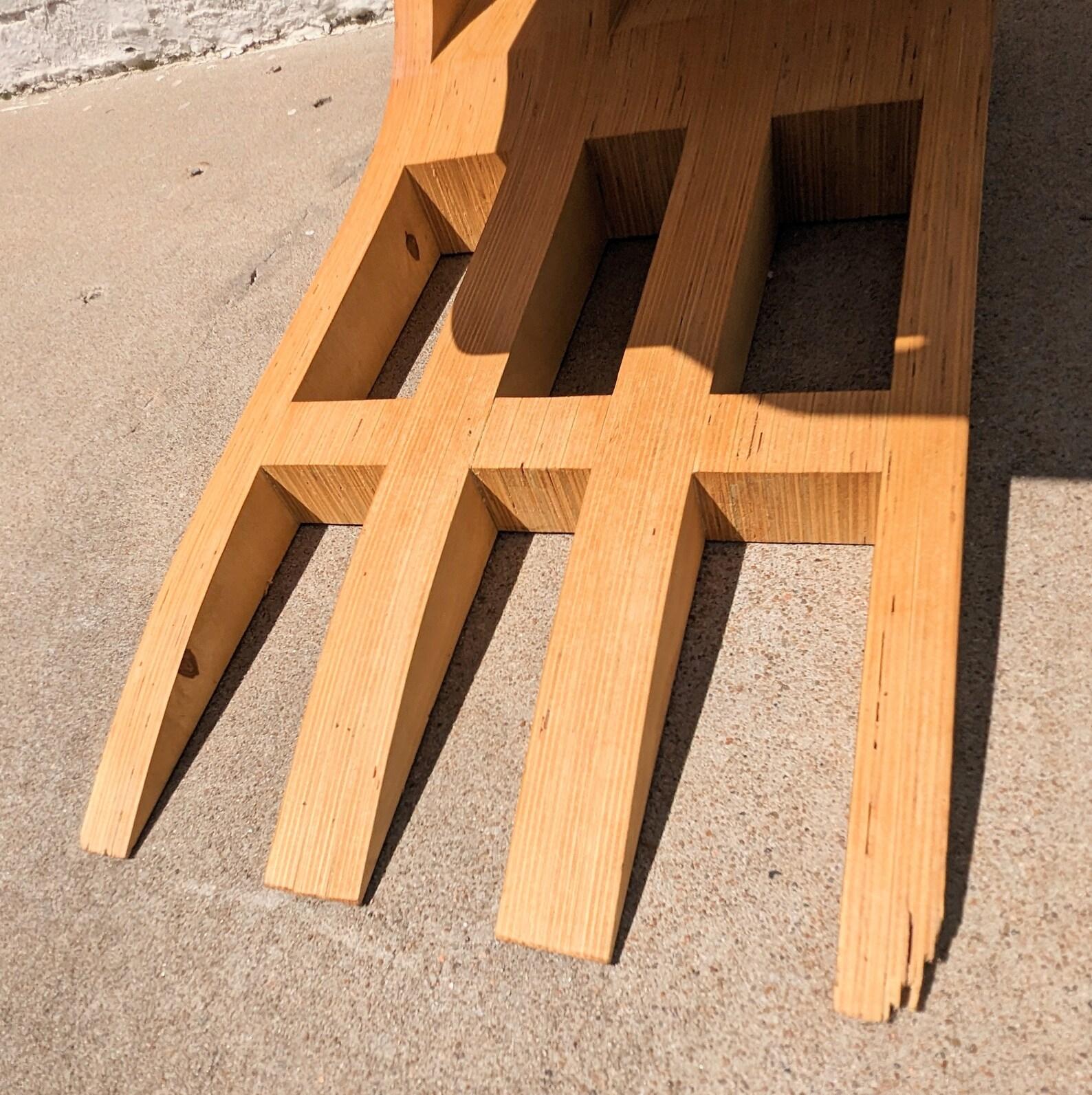 Moderne Chaise en bois courbé de style The Modernity, construite sur mesure en vente