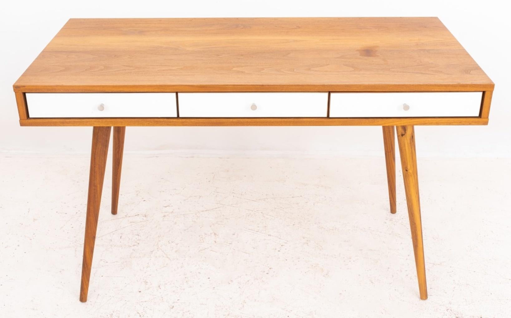 Mid-Century Modern Style Desk In Good Condition In New York, NY