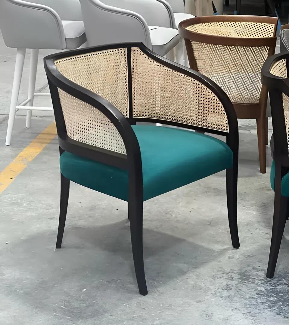 Mid Century Modern Style Dining Armchair mit natürlichem geflochtenem Rohrrücken (Moderne) im Angebot