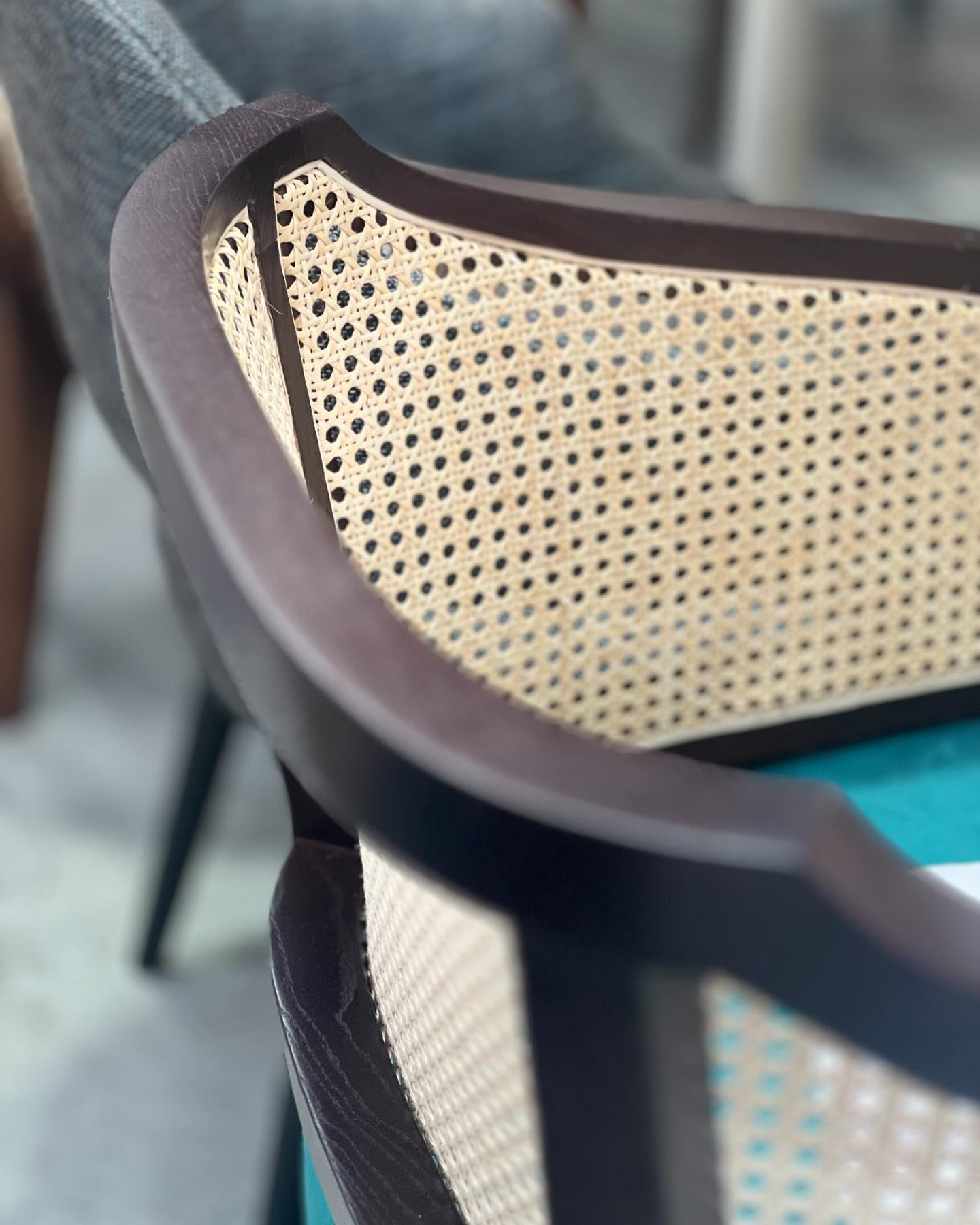 Mid Century Modern Style Dining Armchair mit natürlichem geflochtenem Rohrrücken im Zustand „Neu“ im Angebot in NEW YORK, NY