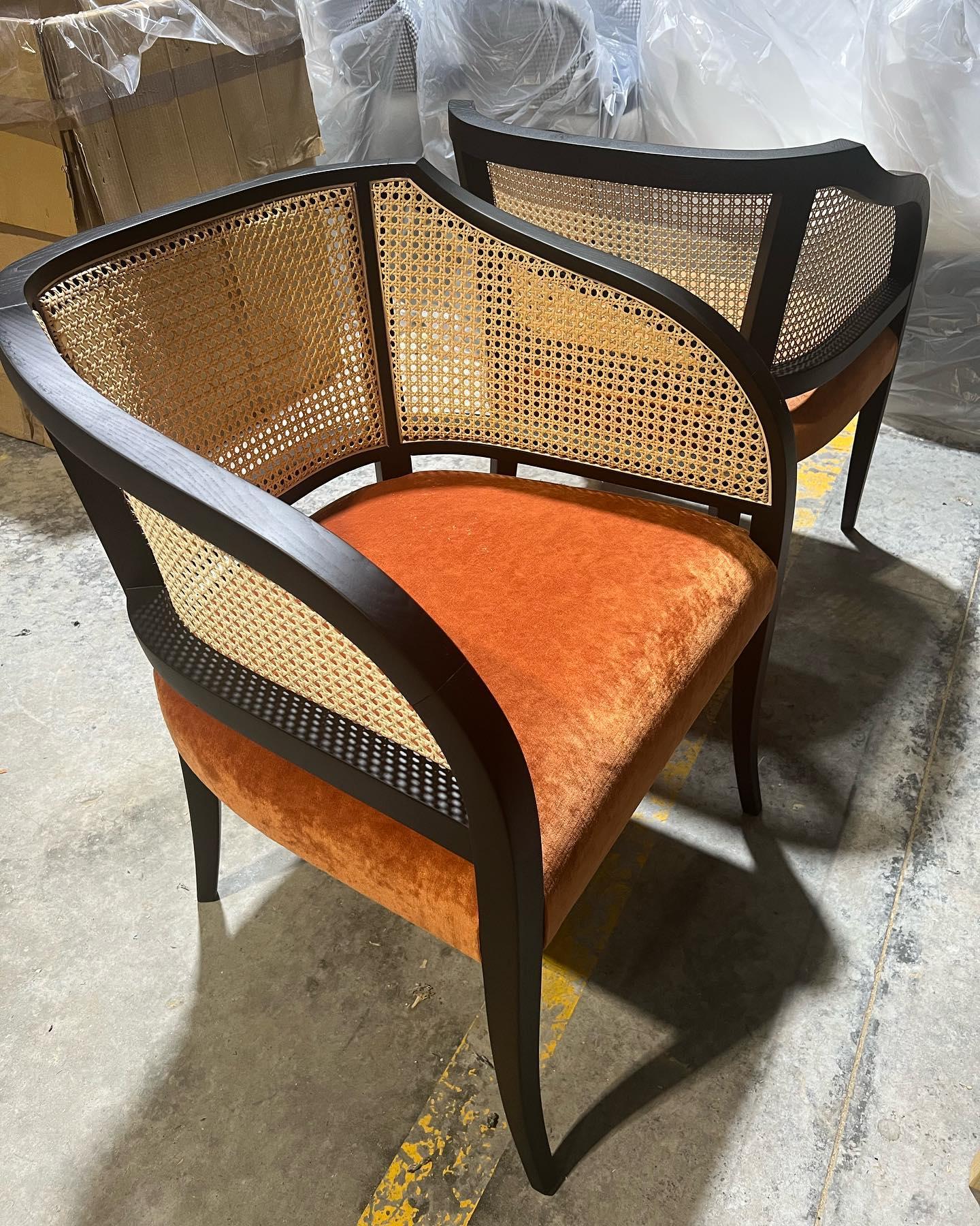 Mid Century Modern Style Dining Armchair mit natürlichem geflochtenem Rohrrücken (21. Jahrhundert und zeitgenössisch) im Angebot