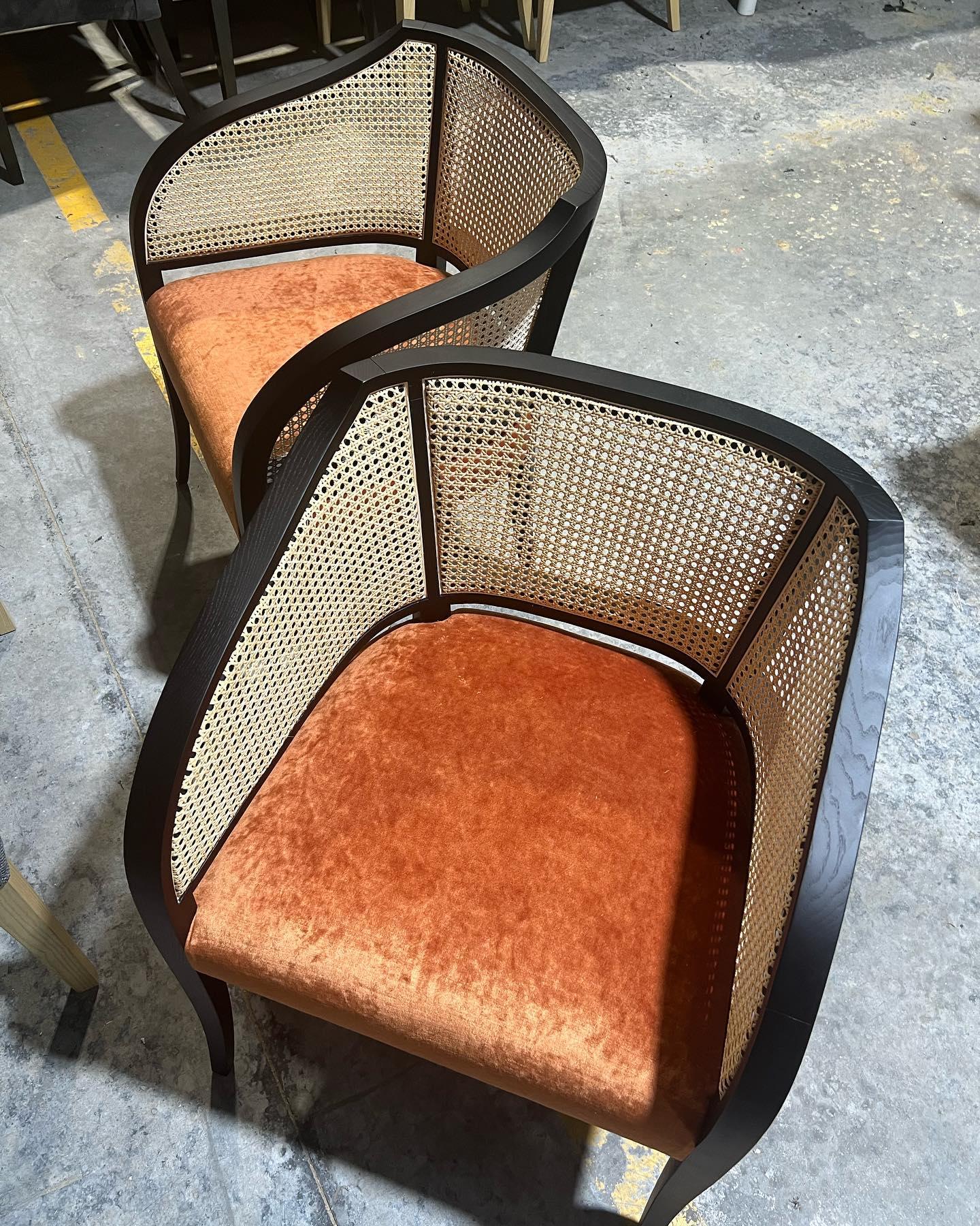 Mid Century Modern Style Dining Armchair mit natürlichem geflochtenem Rohrrücken (Rattan) im Angebot