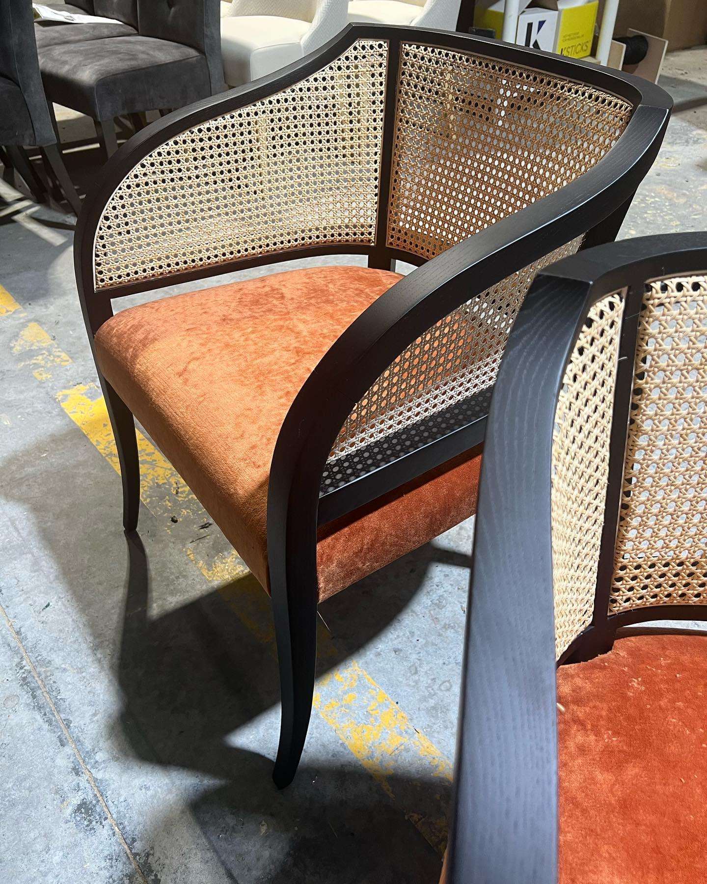 Mid Century Modern Style Dining Armchair mit natürlichem geflochtenem Rohrrücken im Angebot 1