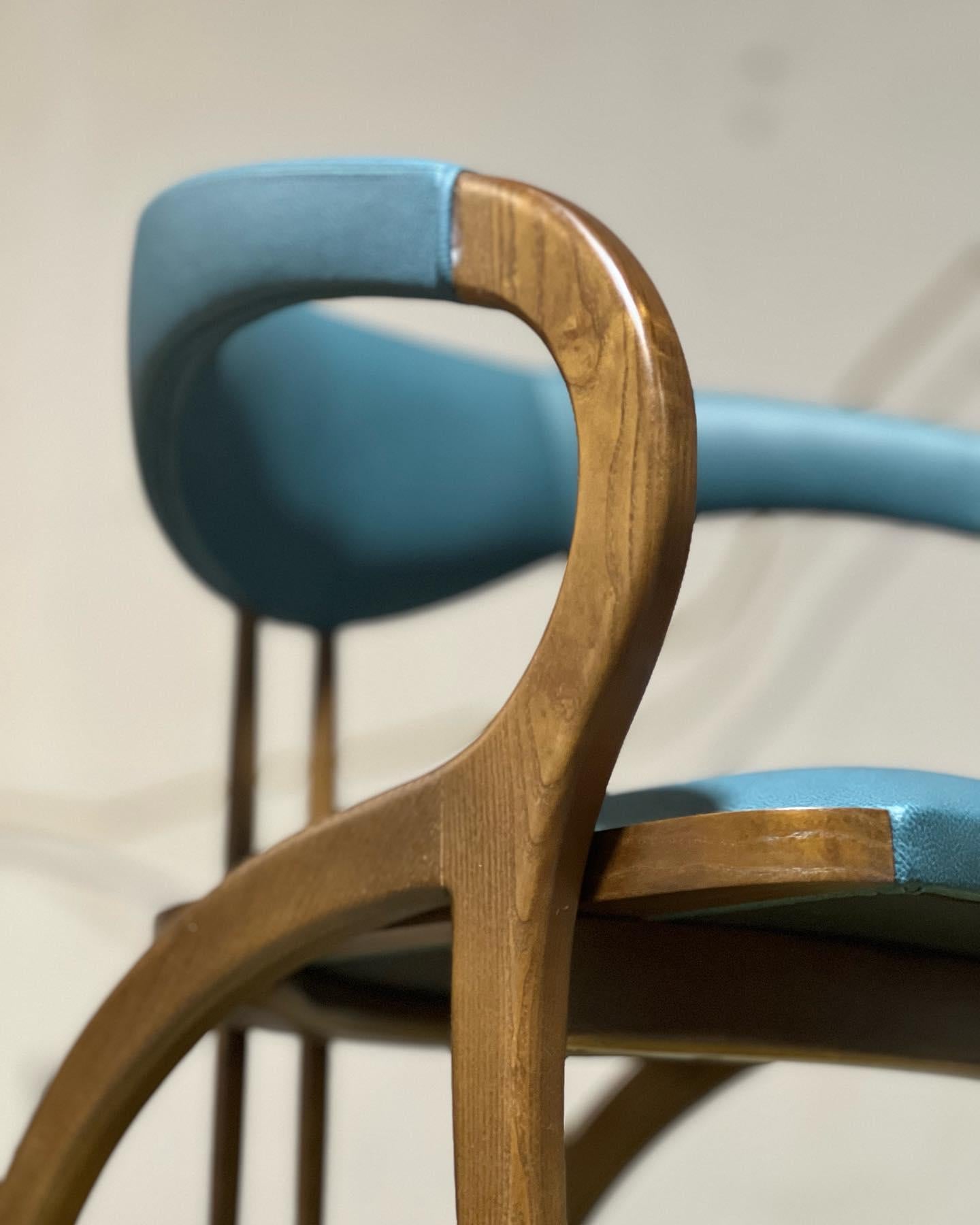Set aus 8 Esszimmerstühlen im modernen Stil der Mitte des Jahrhunderts, anpassbare Farben im Angebot 1