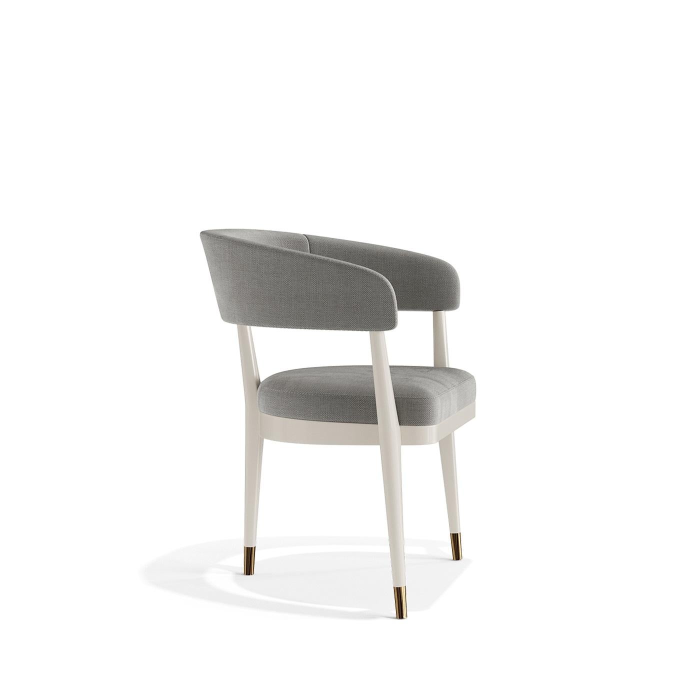 Raffinata espressione di un'eleganza architettonica minimale, questa sedia presenta un'elegante struttura a tre gambe con sottili accenti metallici. La sua forma scultorea bilancia semplicità e raffinatezza, mentre la seduta imbottita e lo schienale