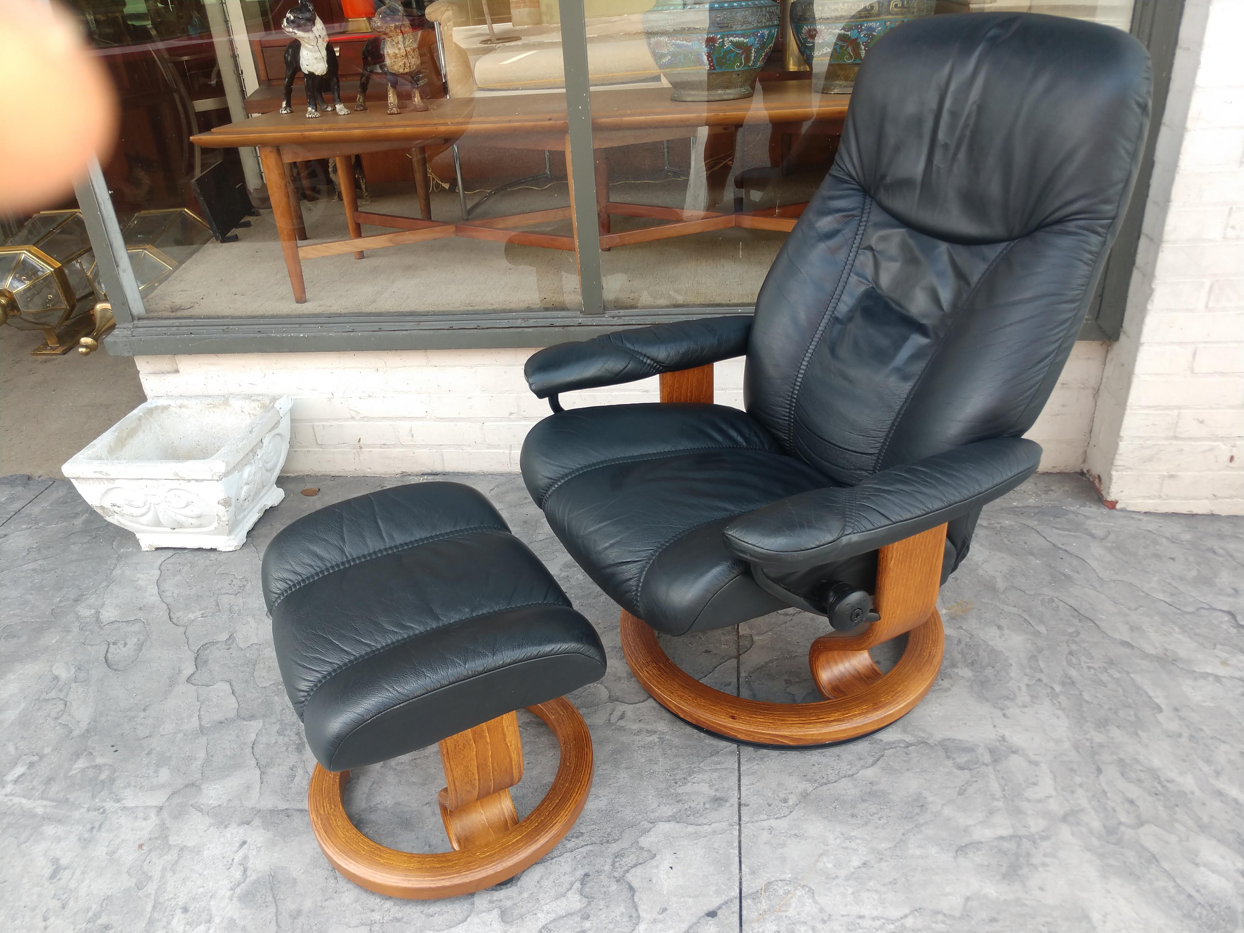 Oak Mid-Century Modern Style Ekornes Stressless Leather Recliner