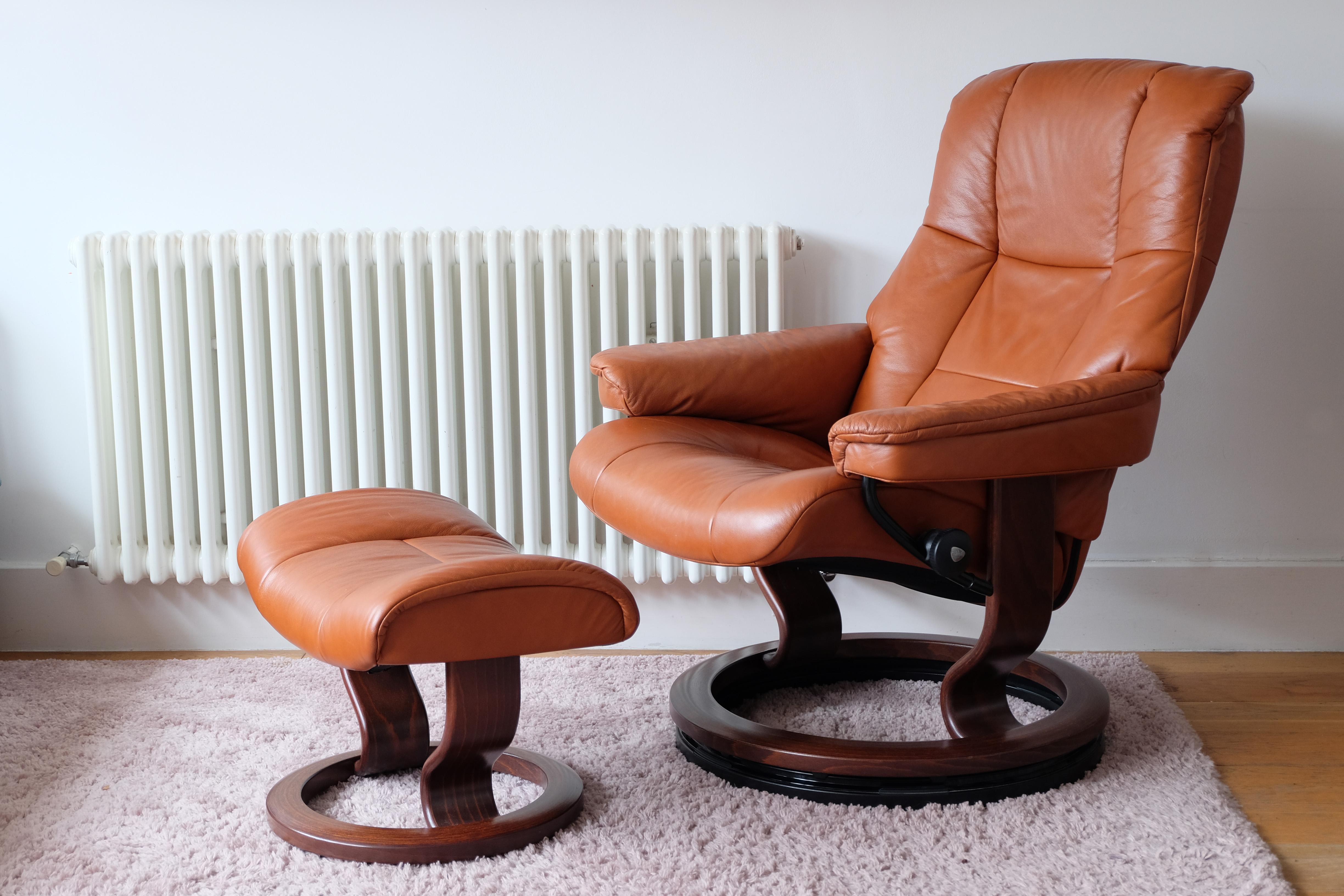 A very good condition tan leather Ekornes Stressless Mayfair lounge chair with footstool.

With a swivel base and light touch recline mechanism, the stressless chair has earned a reputation as one of the most comfortable lounge chairs in