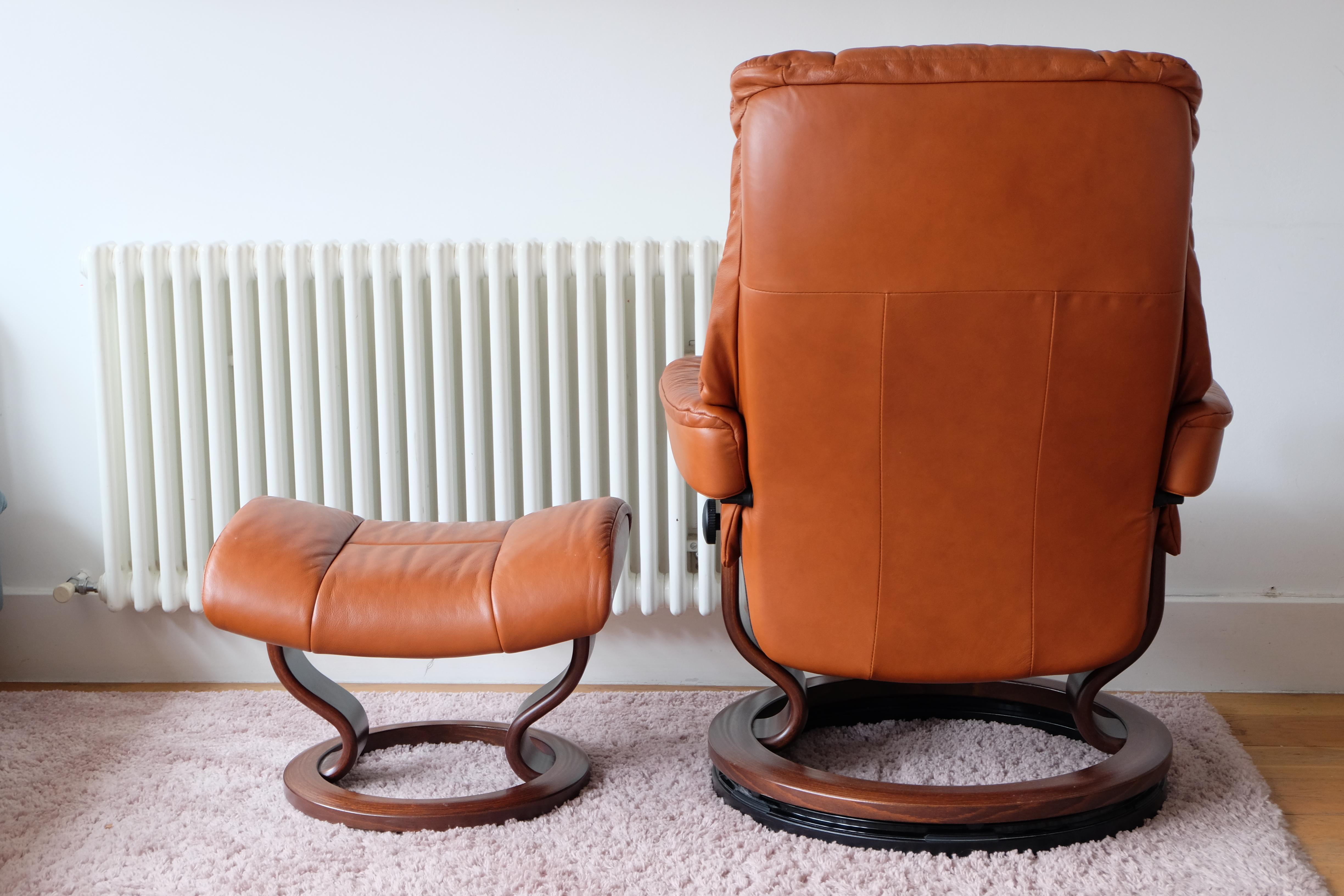 Mid-Century Modern Style Ekornes Stressless Tan Leather Recliner with Footstool In Good Condition In London, GB