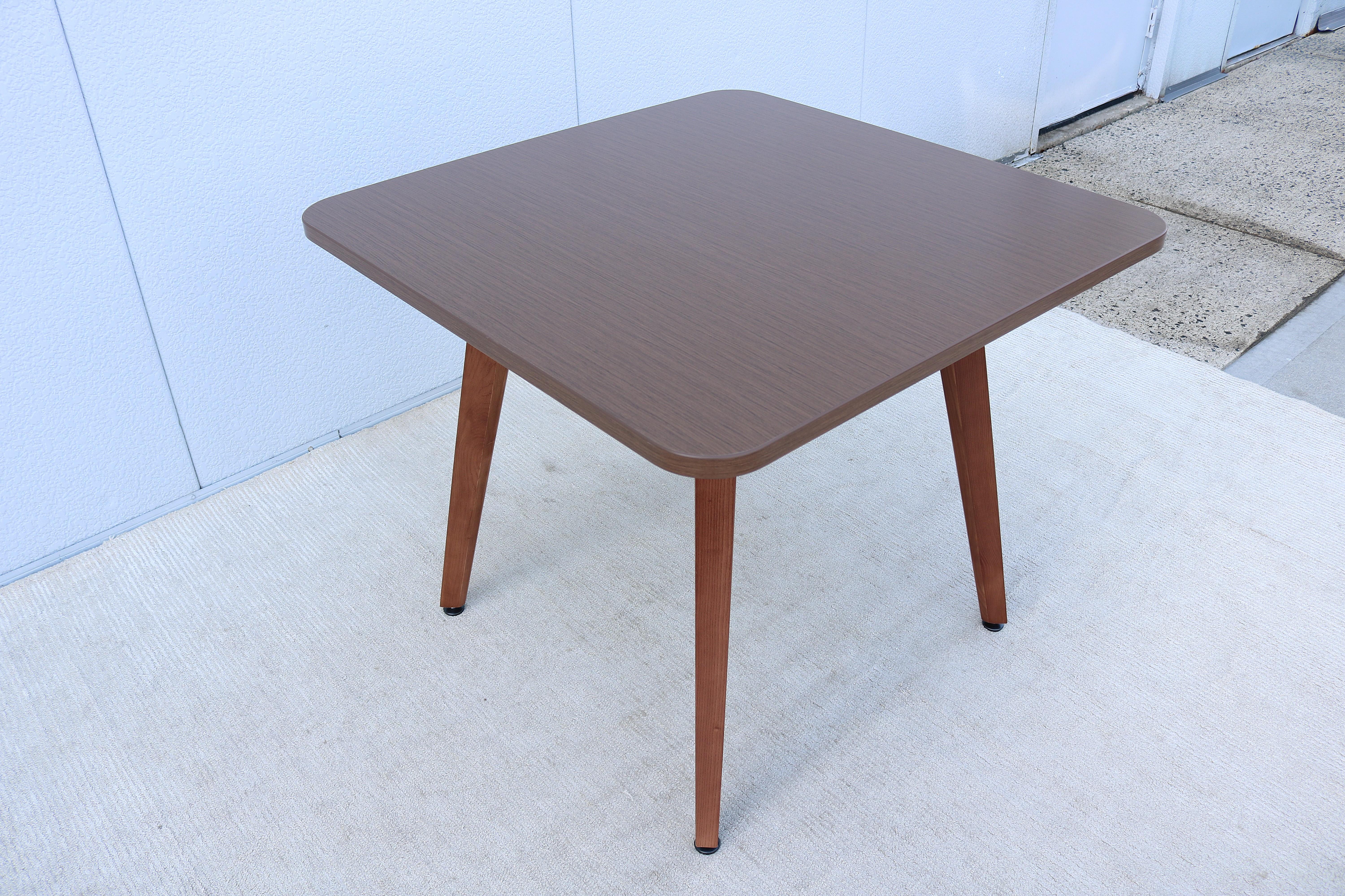 Table de salle à manger carrée en frêne massif de style The Modernity par OFS en vente 2