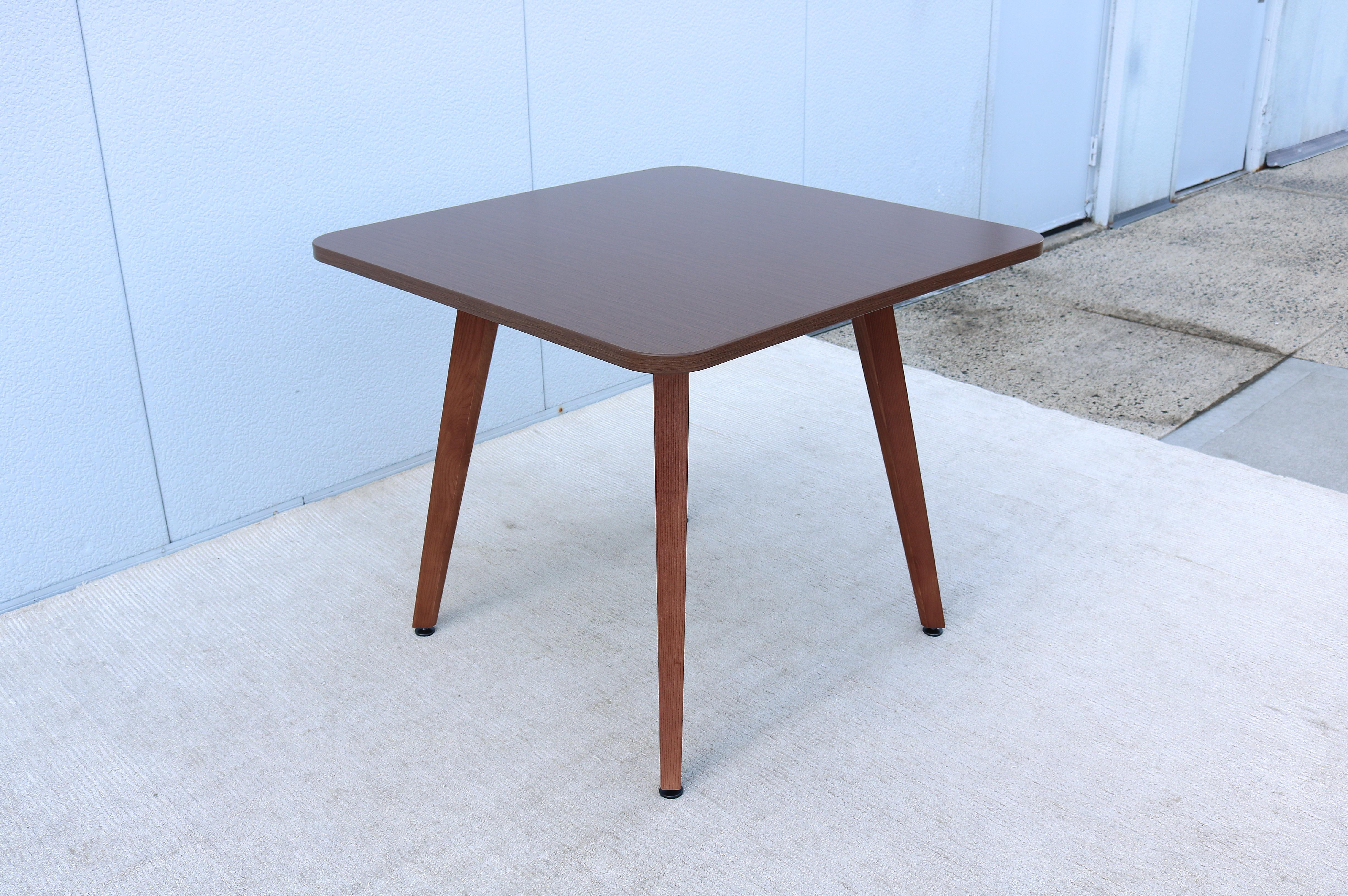 Table de salle à manger carrée en frêne massif de style The Modernity par OFS en vente 3