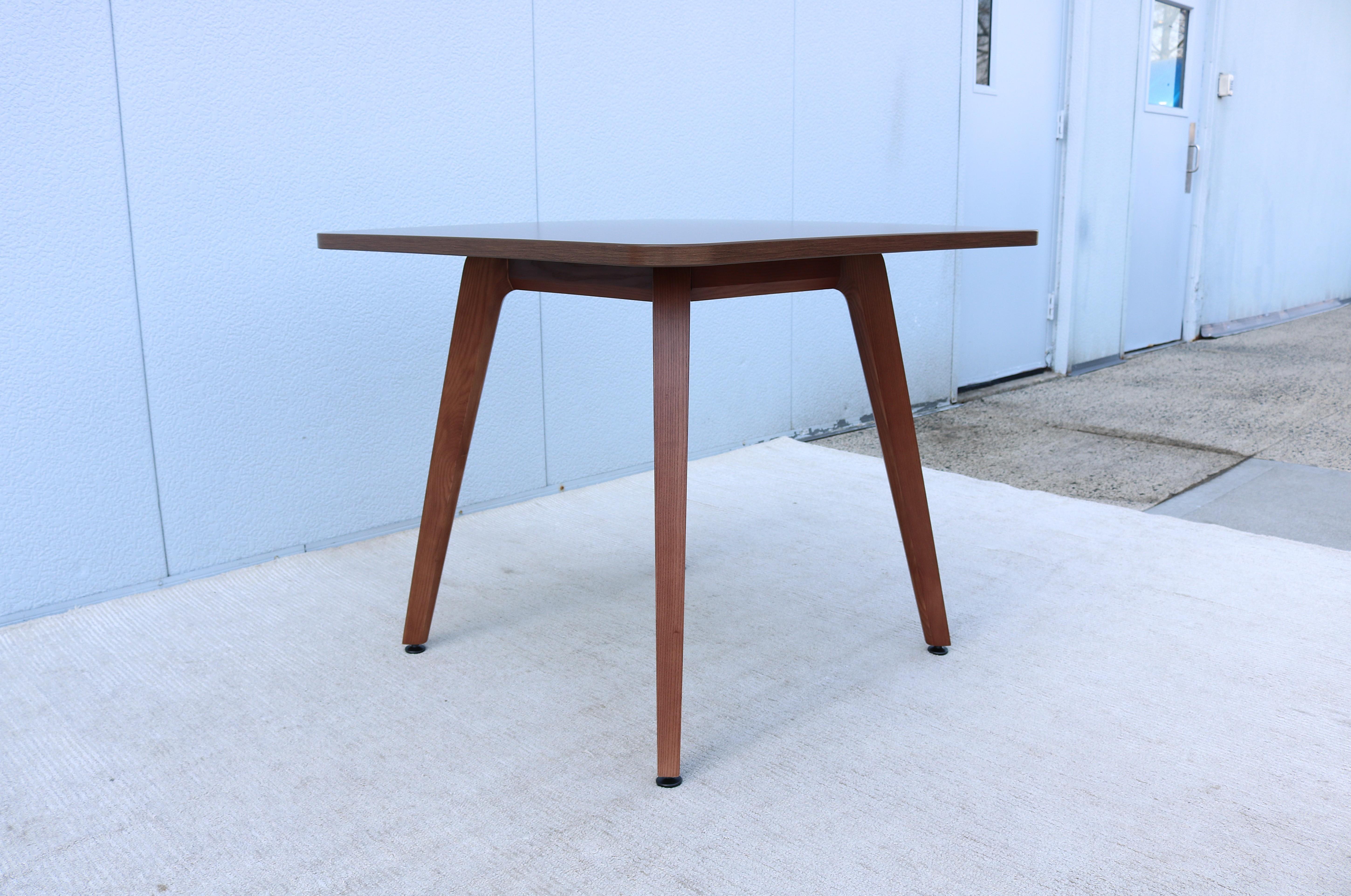 Table de salle à manger carrée en frêne massif de style The Modernity par OFS en vente 4