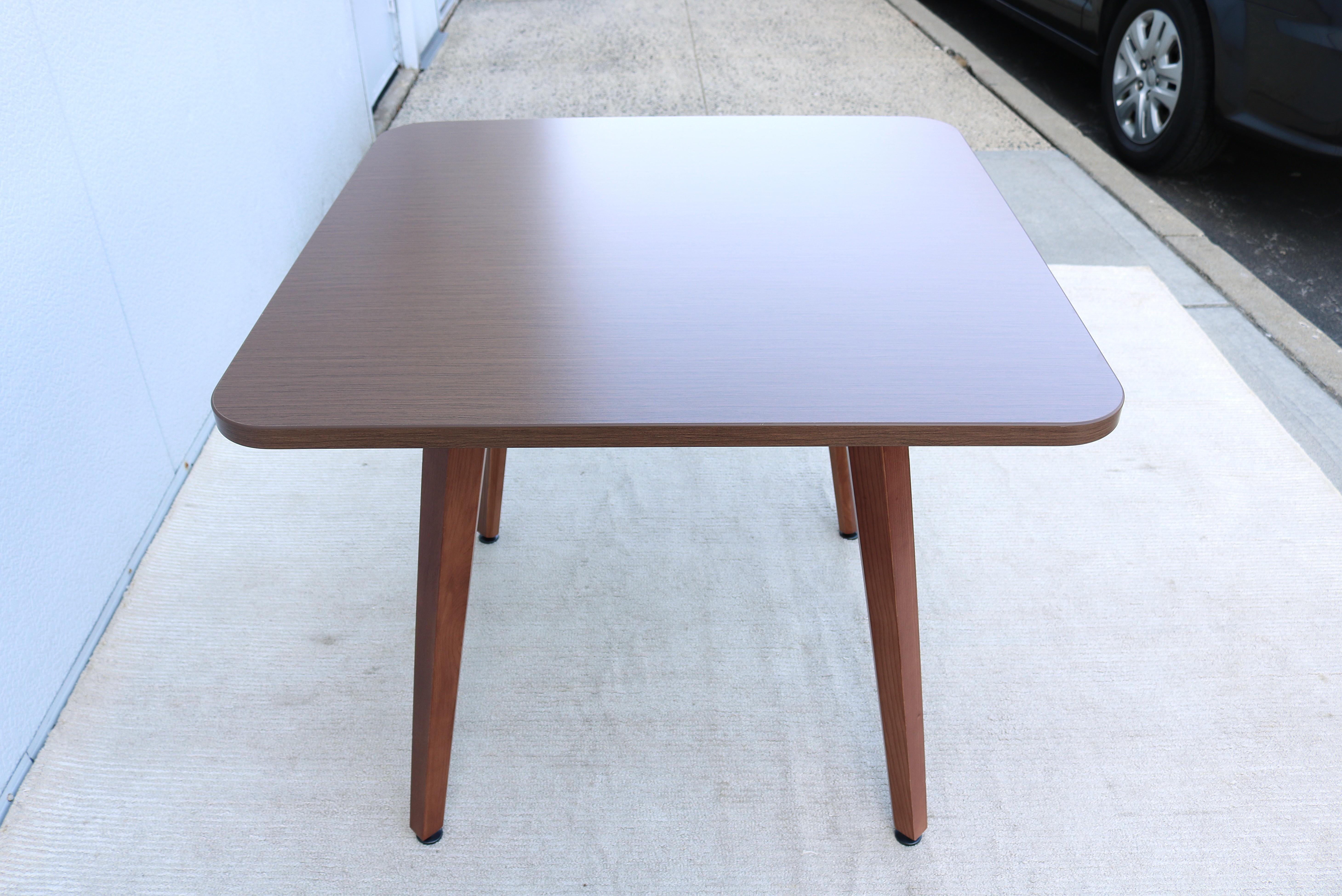 Table de salle à manger carrée en frêne massif de style The Modernity par OFS en vente 5