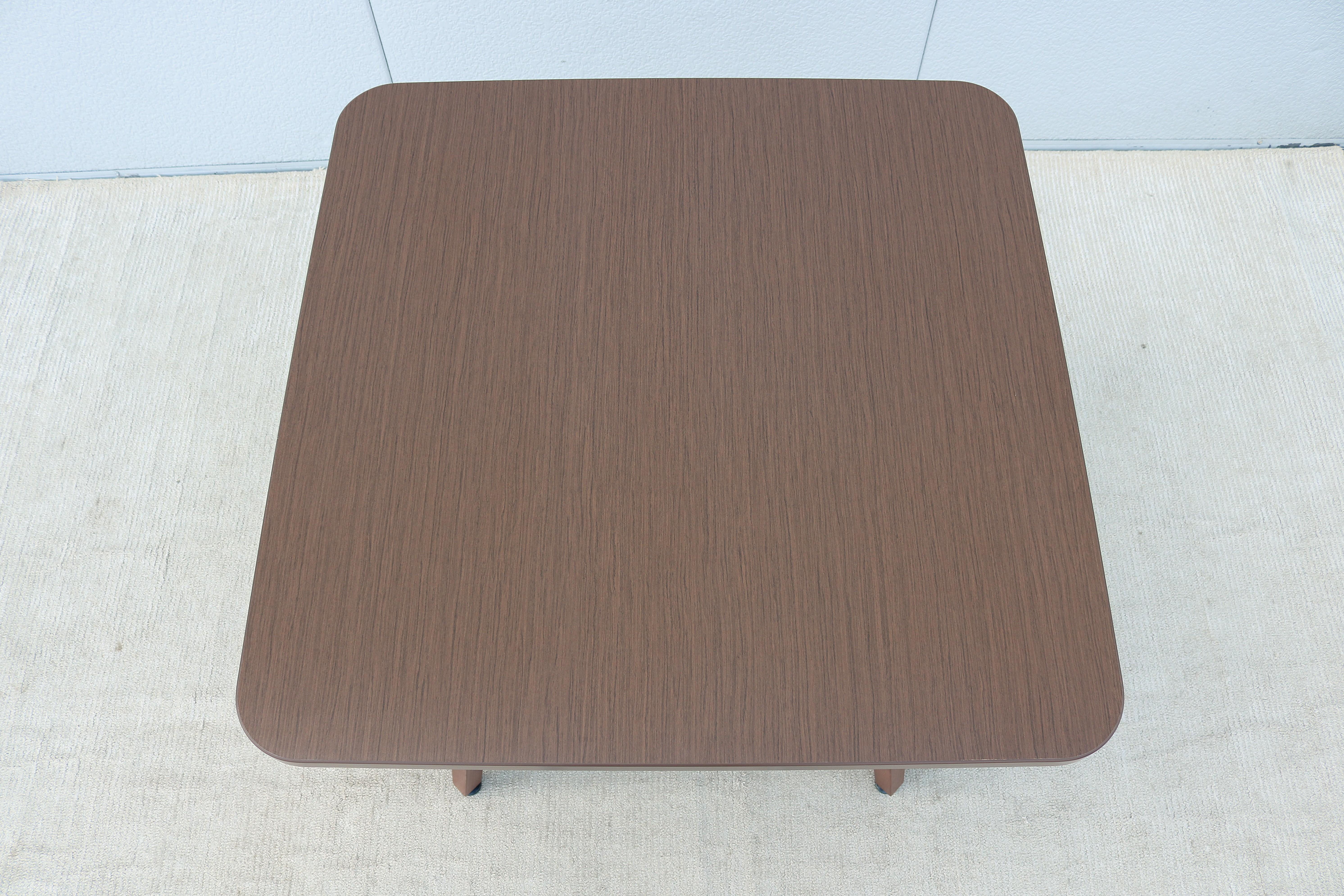 Table de salle à manger carrée en frêne massif de style The Modernity par OFS en vente 6