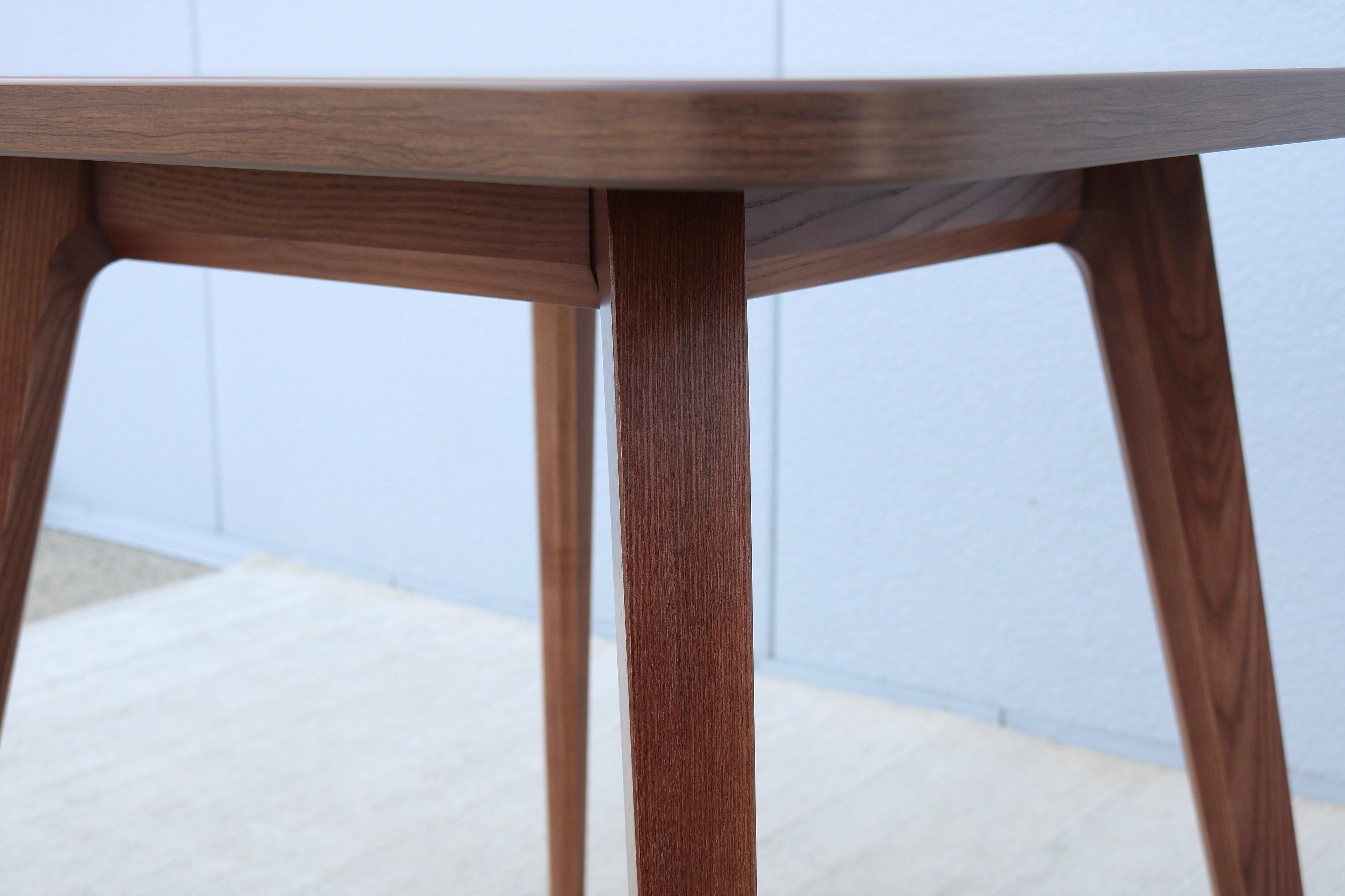 Table de salle à manger carrée en frêne massif de style The Modernity par OFS en vente 7