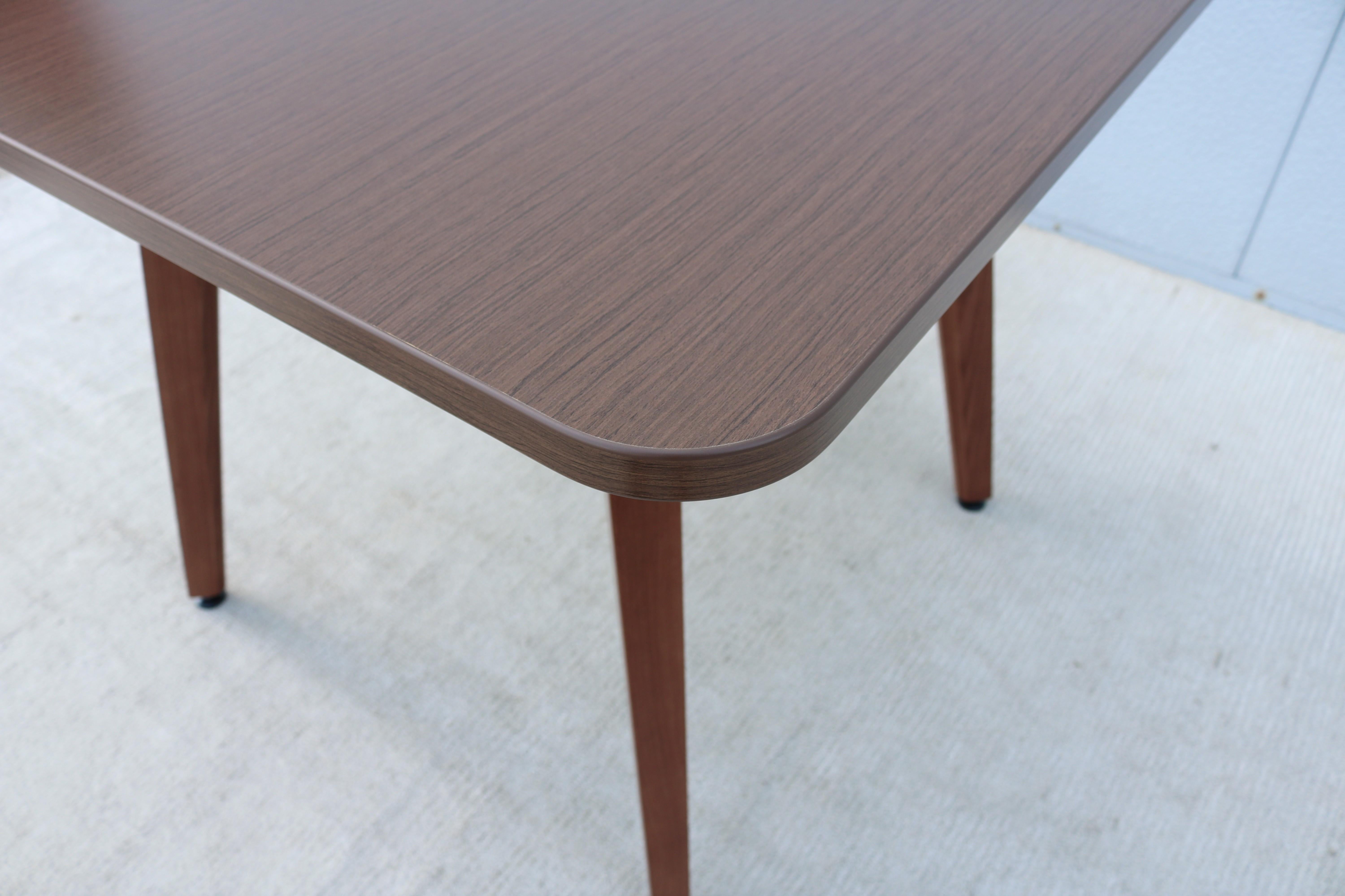 Table de salle à manger carrée en frêne massif de style The Modernity par OFS en vente 10
