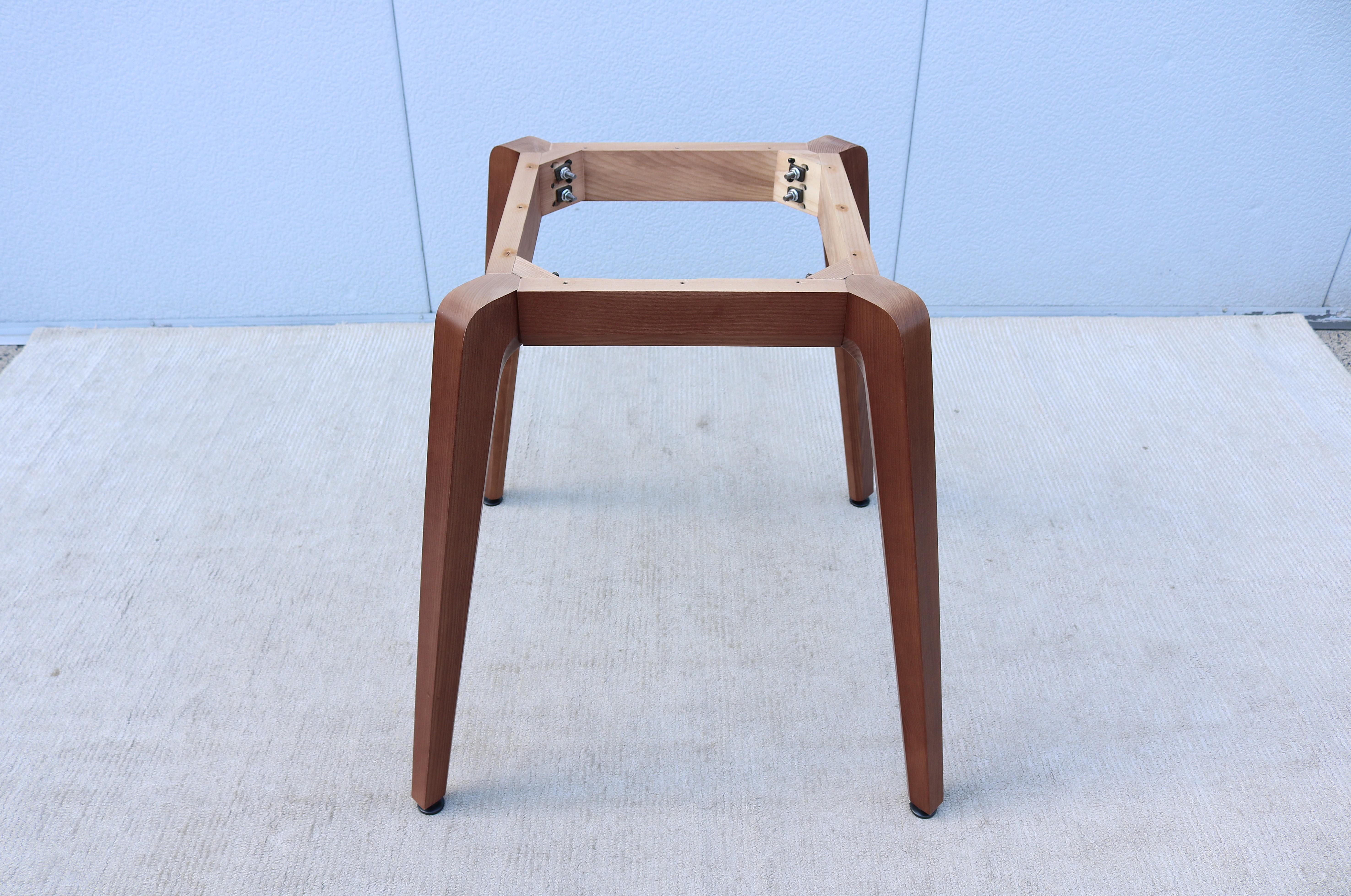 Table de salle à manger carrée en frêne massif de style The Modernity par OFS en vente 11